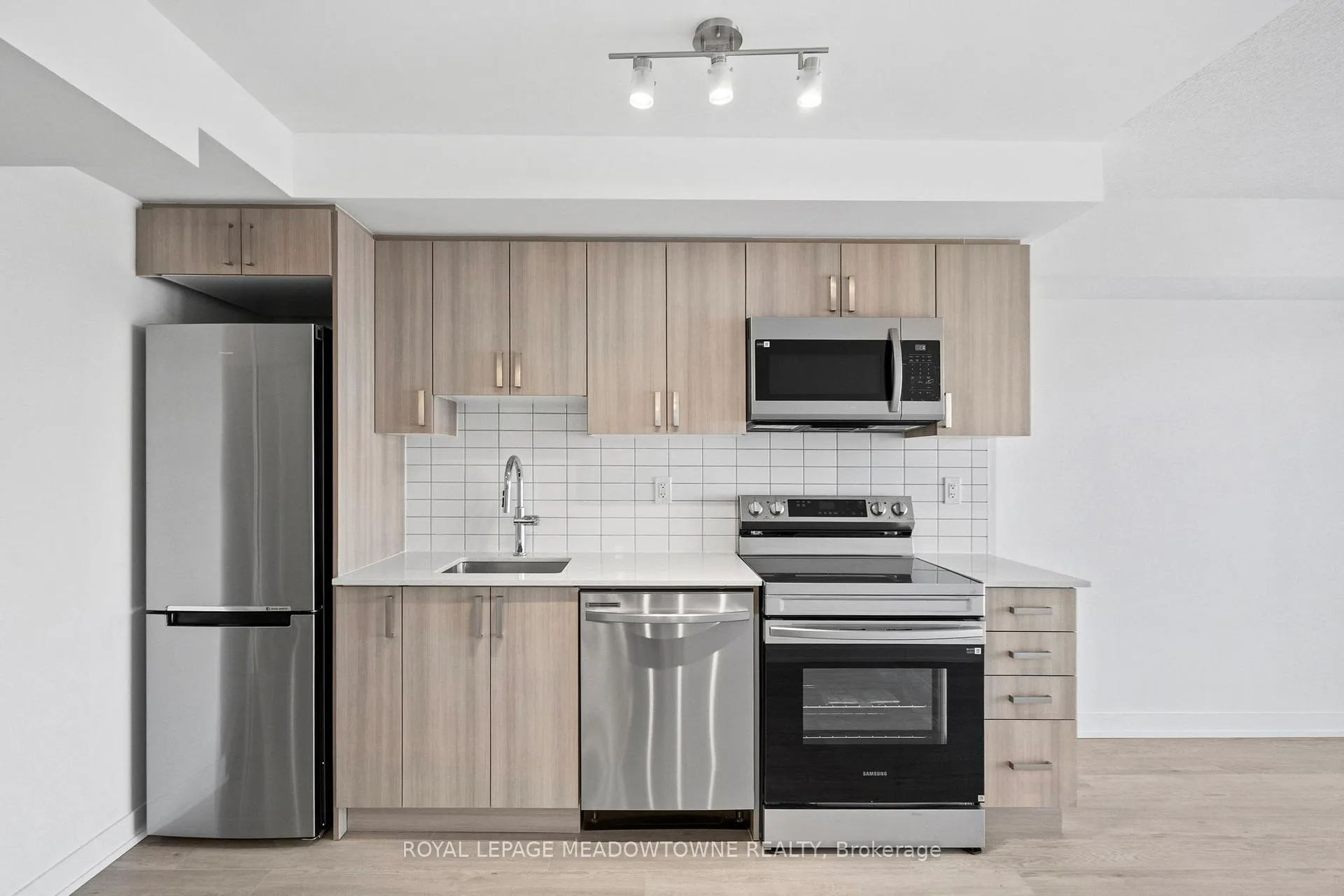Photo 7 of Unit 2304, 1010 Sandy Beach Road, Pickering, Bay Ridges — HOMEH