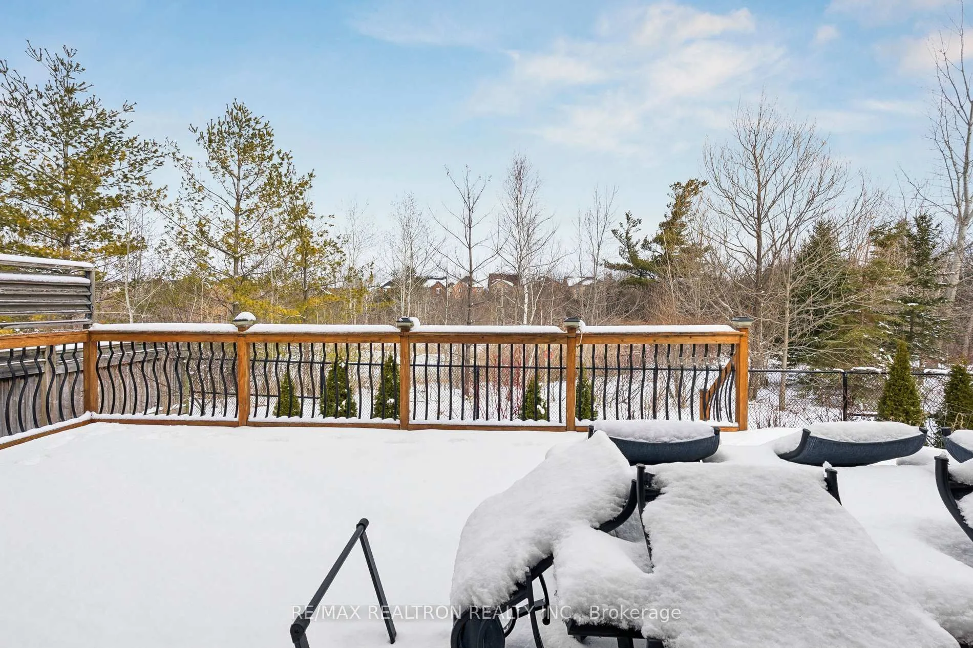 Photo 2 of 22 Wolf Creek Crescent, Vaughan, Patterson — HOMEH