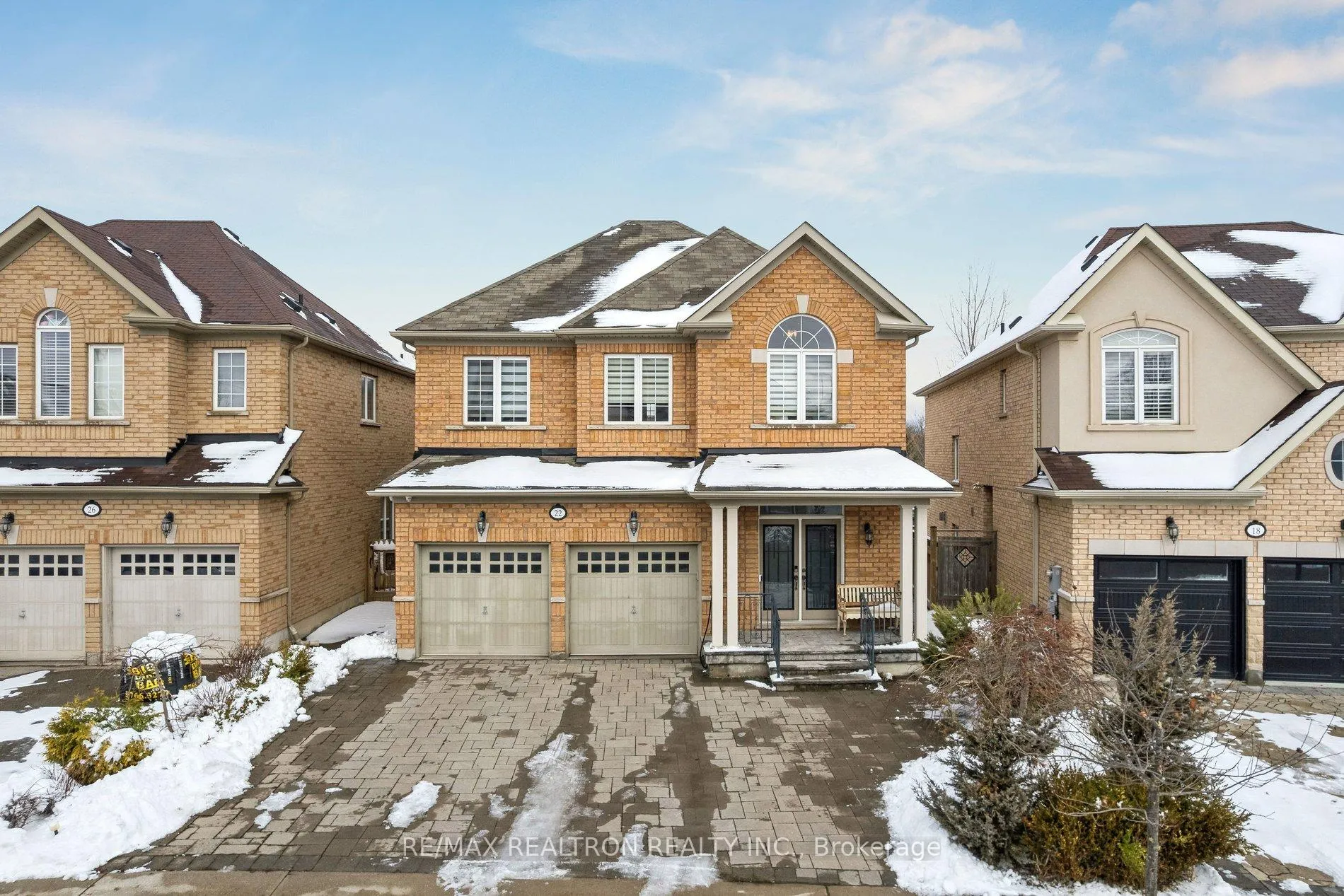 Photo 3 of 22 Wolf Creek Crescent, Vaughan, Patterson — HOMEH