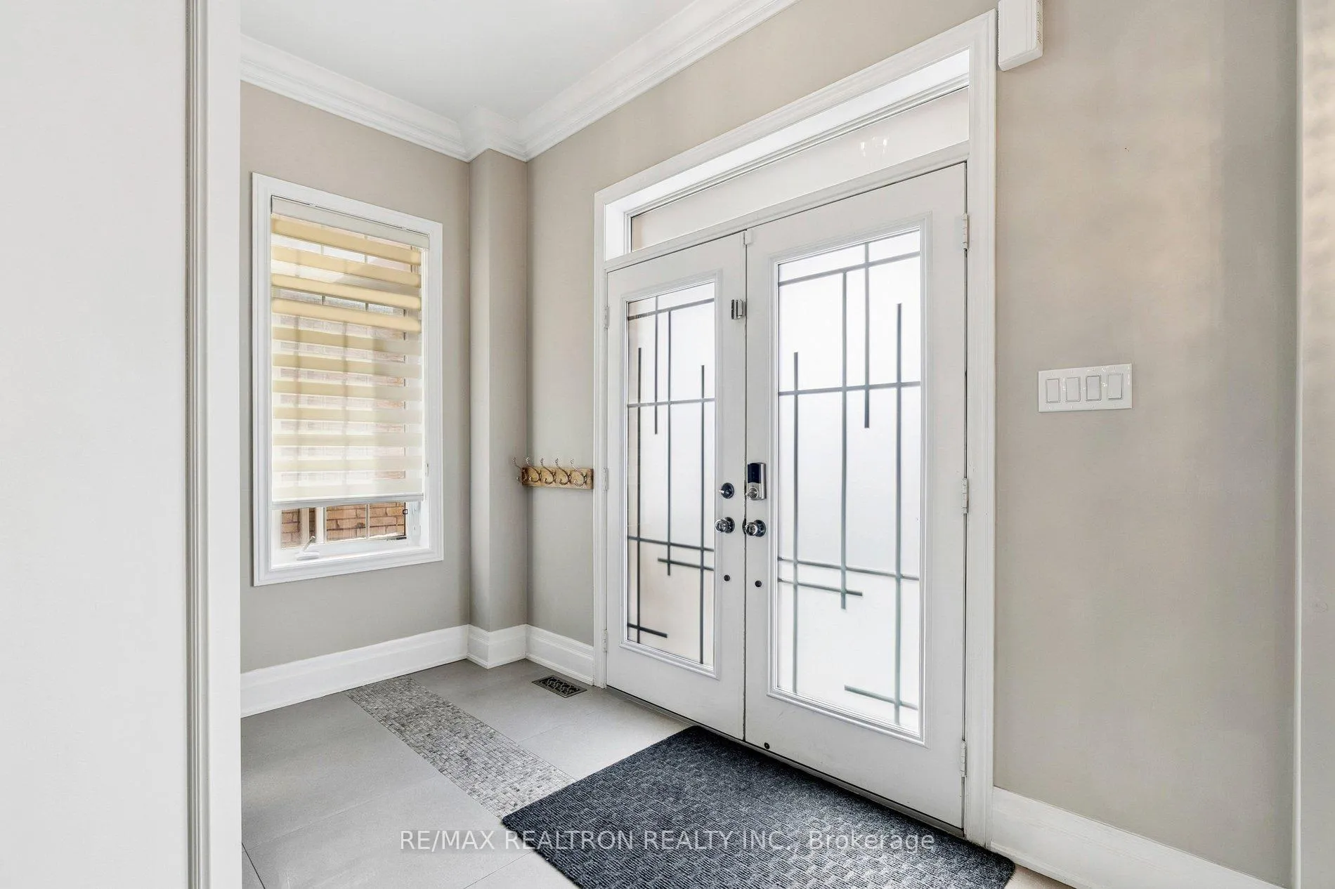 Photo 4 of 22 Wolf Creek Crescent, Vaughan, Patterson — HOMEH