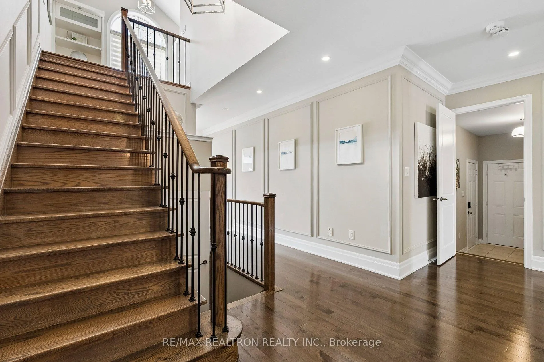 Photo 7 of 22 Wolf Creek Crescent, Vaughan, Patterson — HOMEH