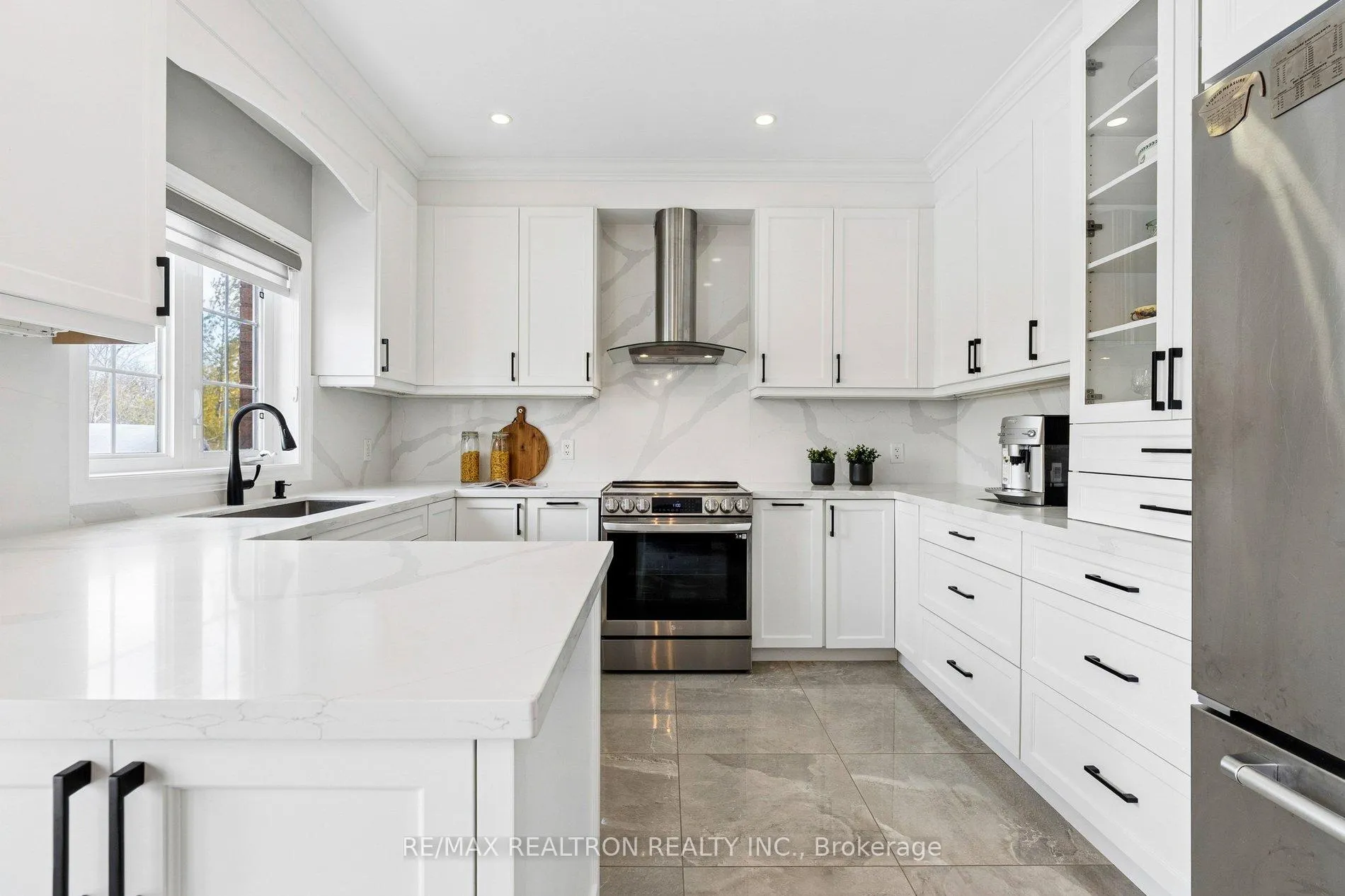 Photo 8 of 22 Wolf Creek Crescent, Vaughan, Patterson — HOMEH