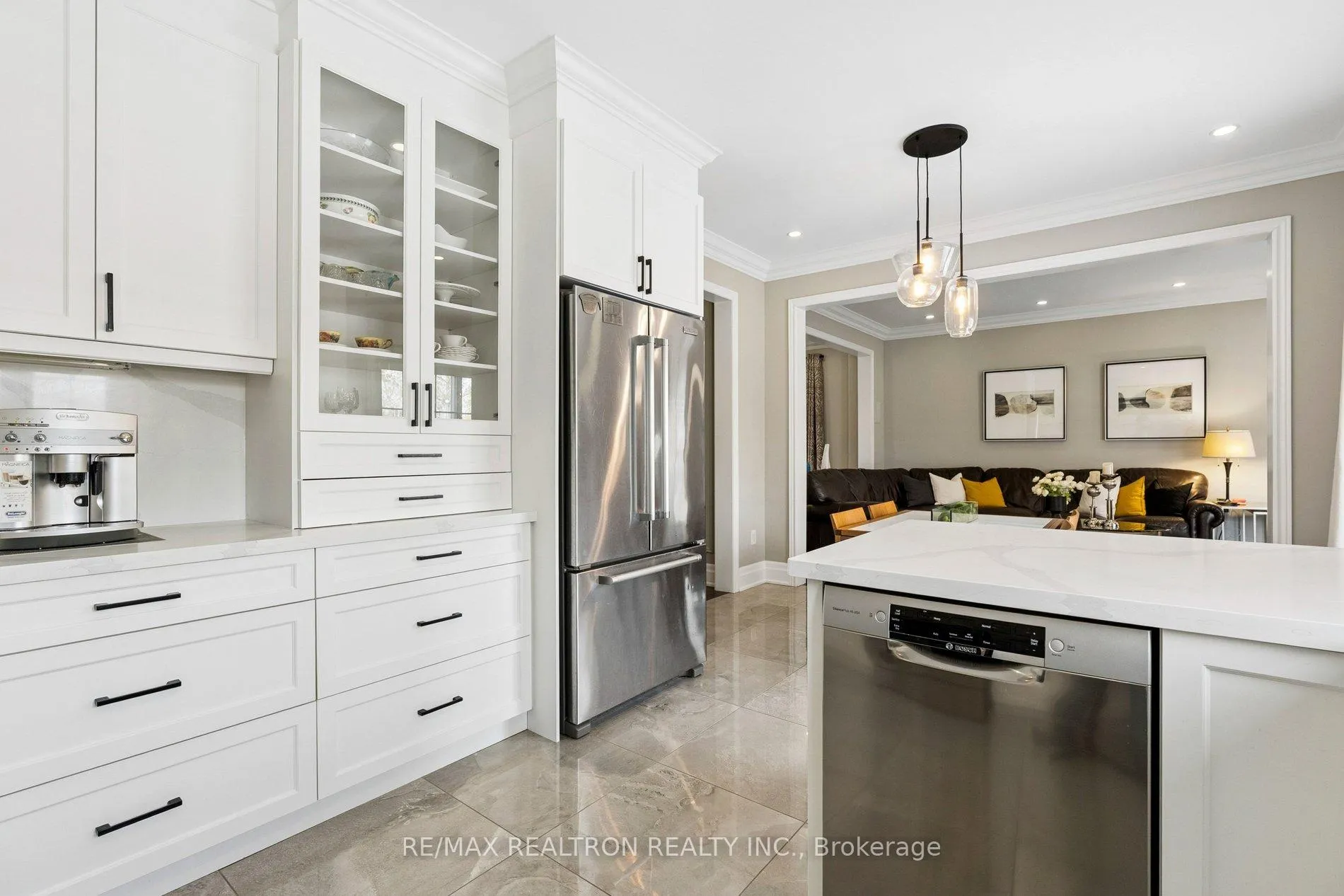 Photo 9 of 22 Wolf Creek Crescent, Vaughan, Patterson — HOMEH