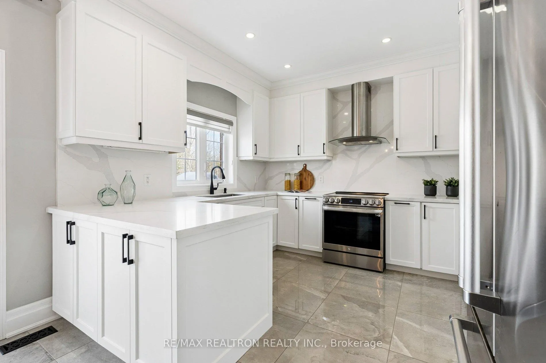Photo 10 of 22 Wolf Creek Crescent, Vaughan, Patterson — HOMEH