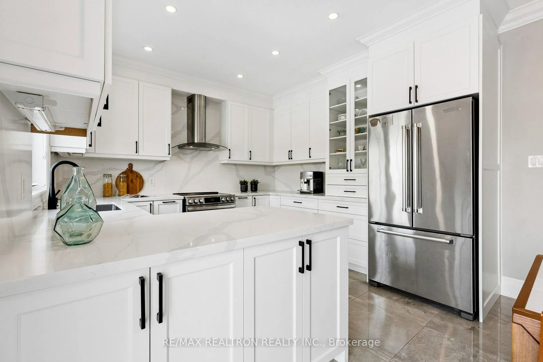 Photo 11 of 22 Wolf Creek Crescent, Vaughan, Patterson — HOMEH