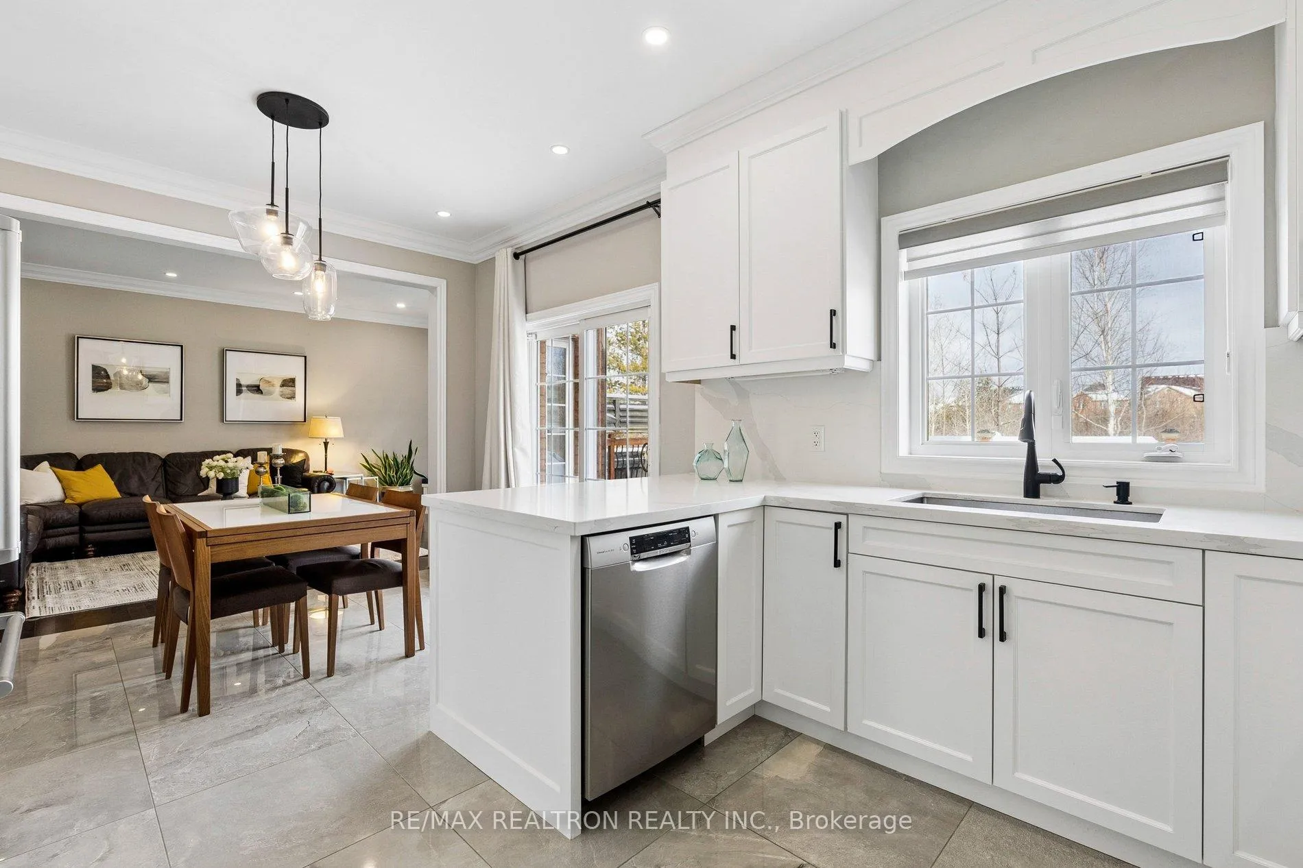 Photo 12 of 22 Wolf Creek Crescent, Vaughan, Patterson — HOMEH