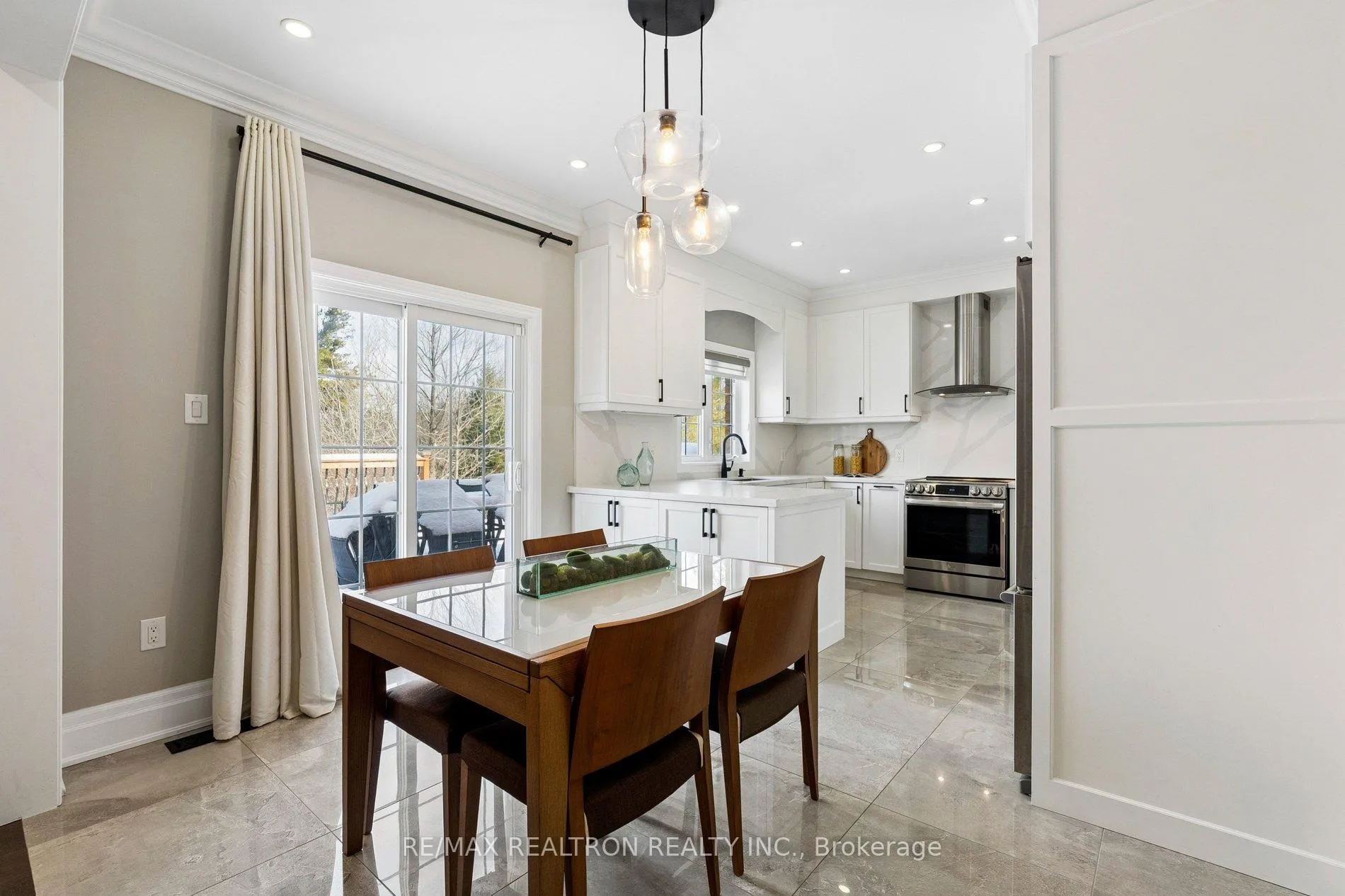 Photo 13 of 22 Wolf Creek Crescent, Vaughan, Patterson — HOMEH