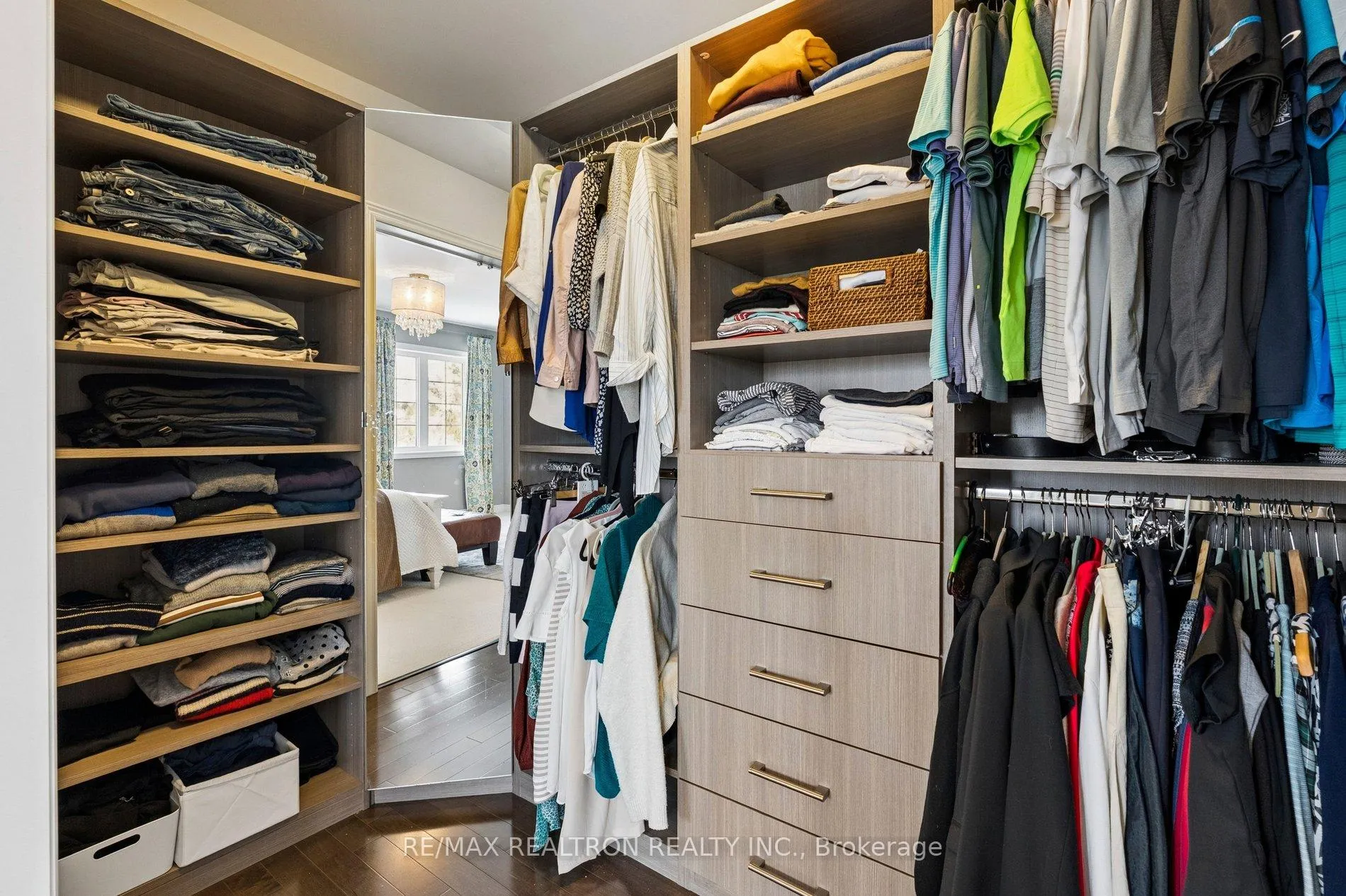 Photo 23 of 22 Wolf Creek Crescent, Vaughan, Patterson — HOMEH