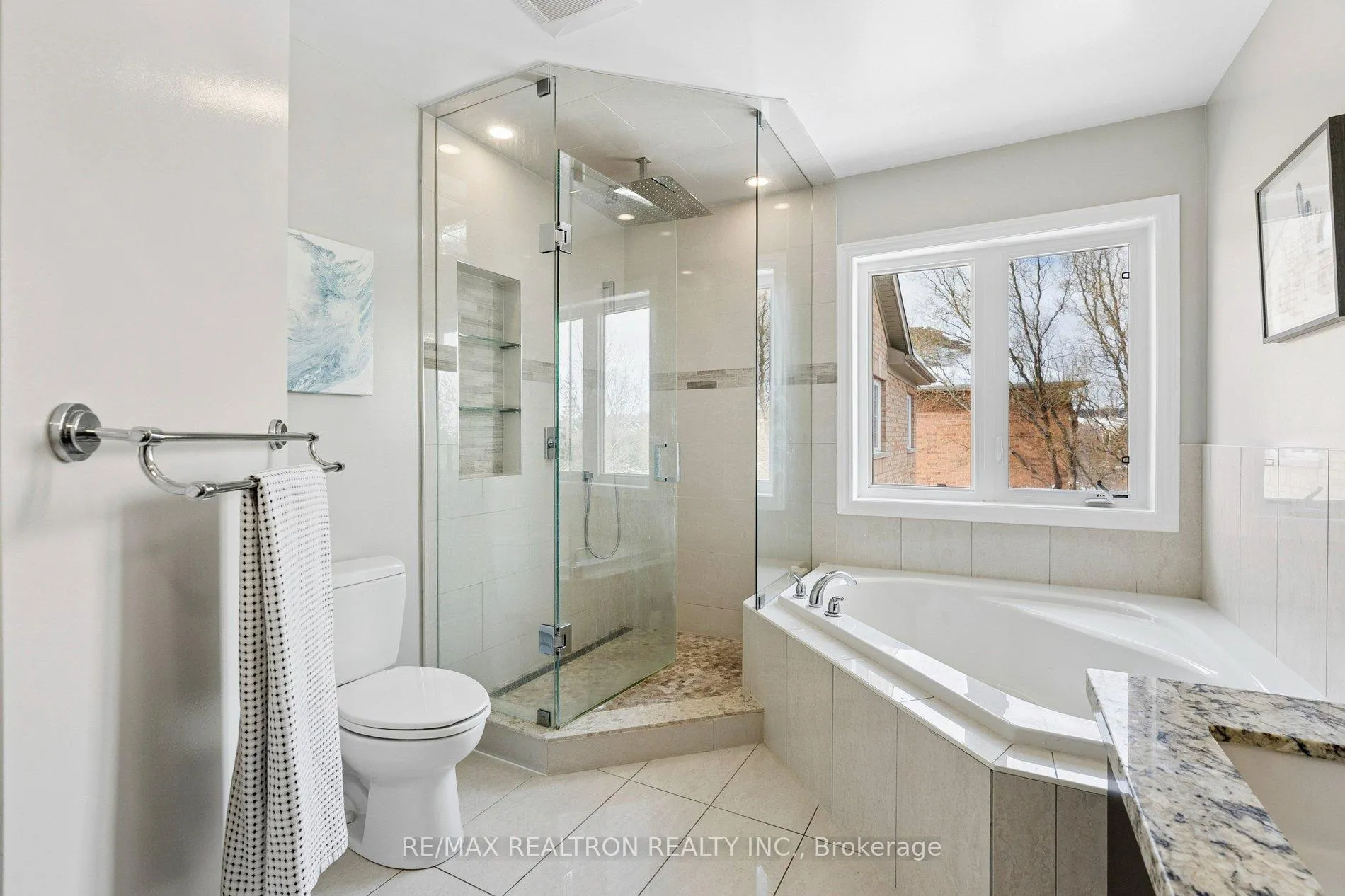 Photo 24 of 22 Wolf Creek Crescent, Vaughan, Patterson — HOMEH