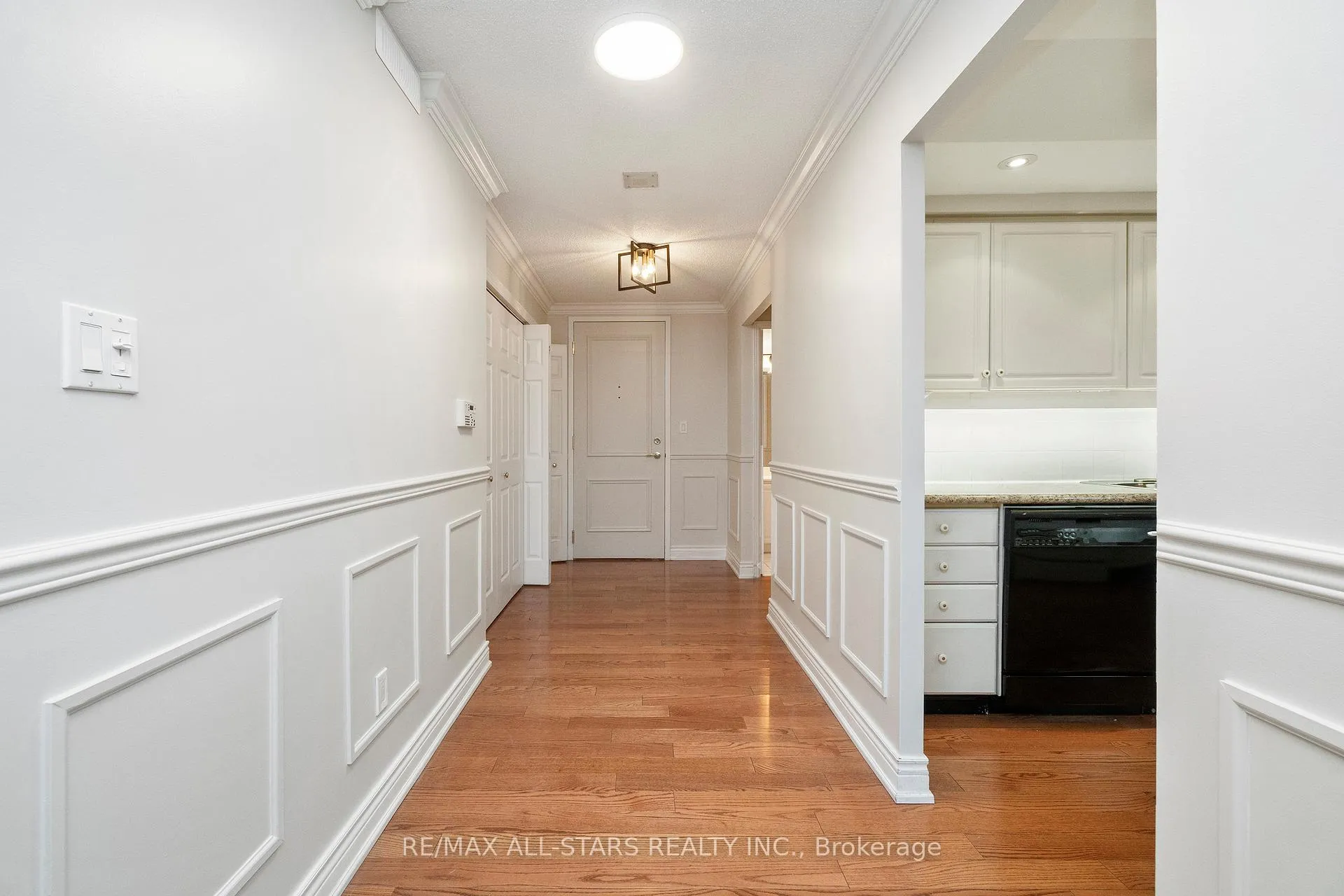 Photo 2 of Unit 404, 610 Bullock Drive, Markham, Markville — HOMEH