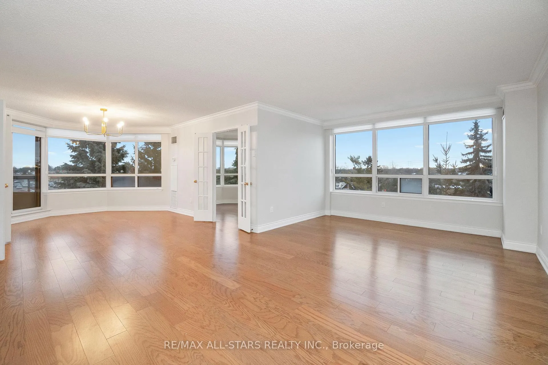 Photo 3 of Unit 404, 610 Bullock Drive, Markham, Markville — HOMEH