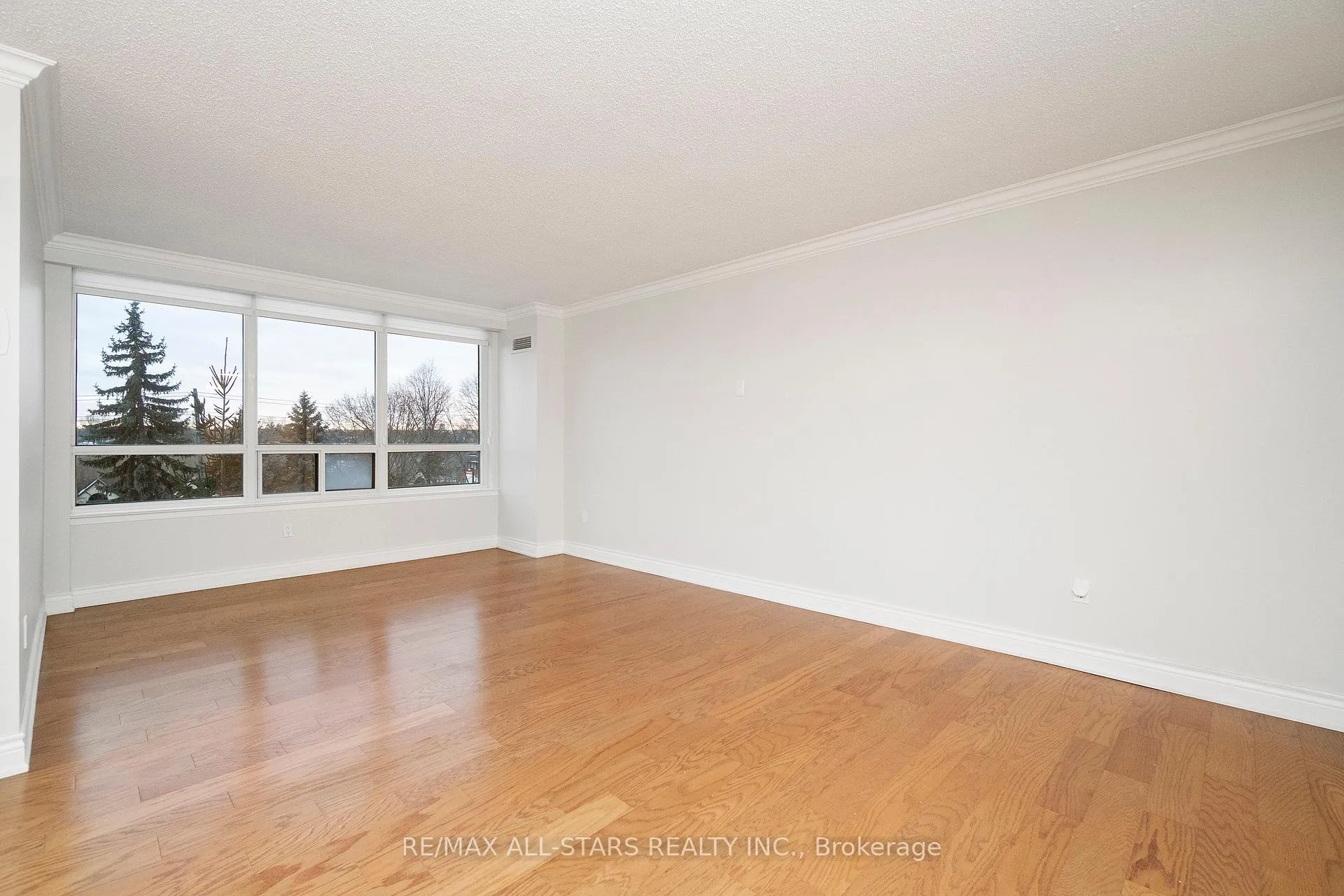 Photo 8 of Unit 404, 610 Bullock Drive, Markham, Markville — HOMEH