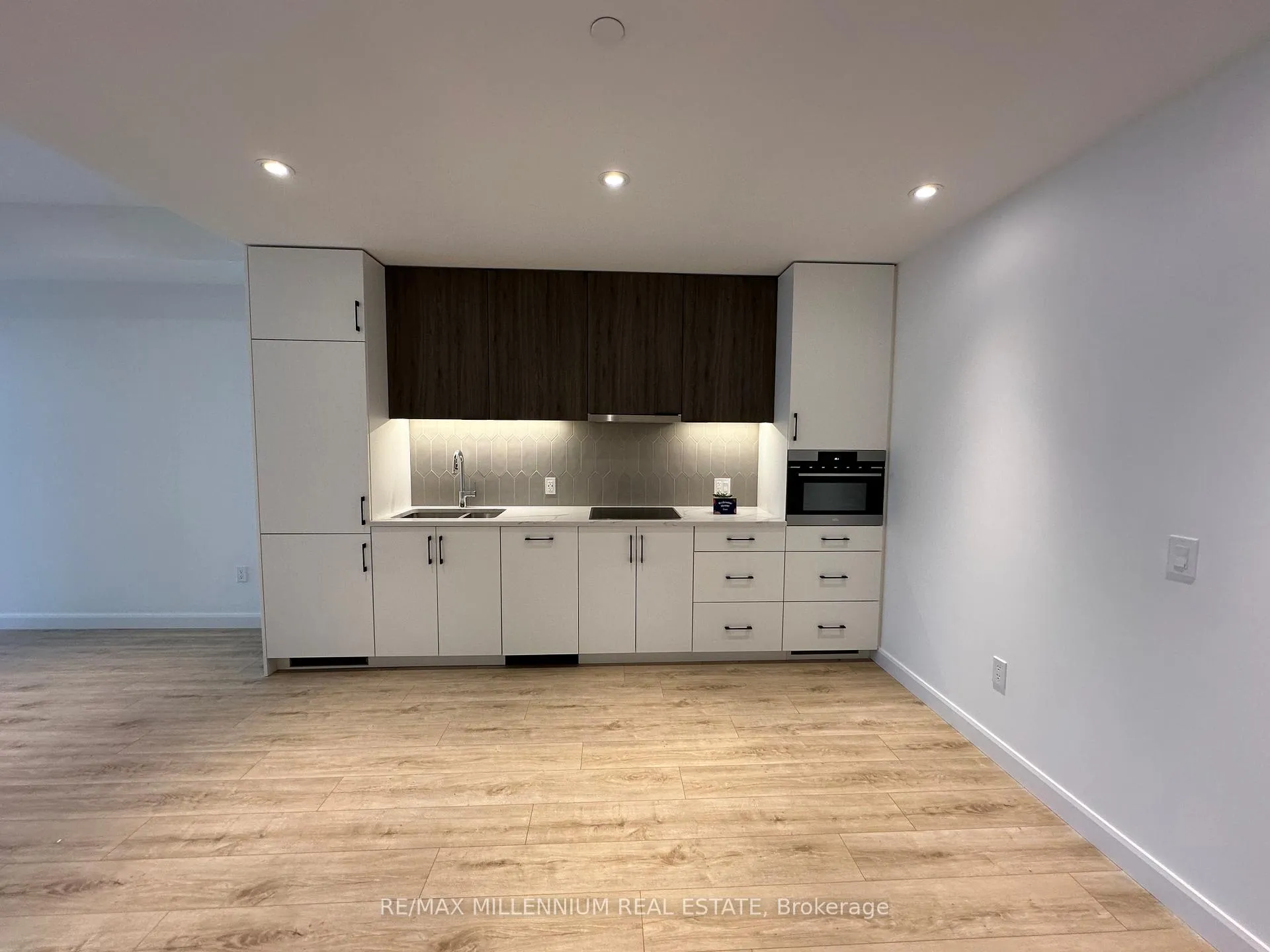 Photo 4 of Unit 1006, 741 King Street W, Kitchener — HOMEH