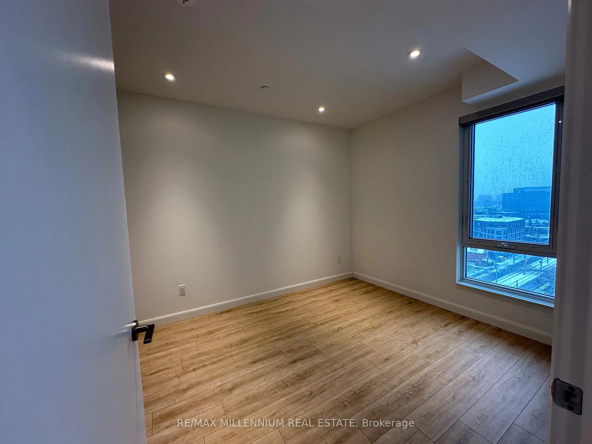 Photo 6 of Unit 1006, 741 King Street W, Kitchener — HOMEH