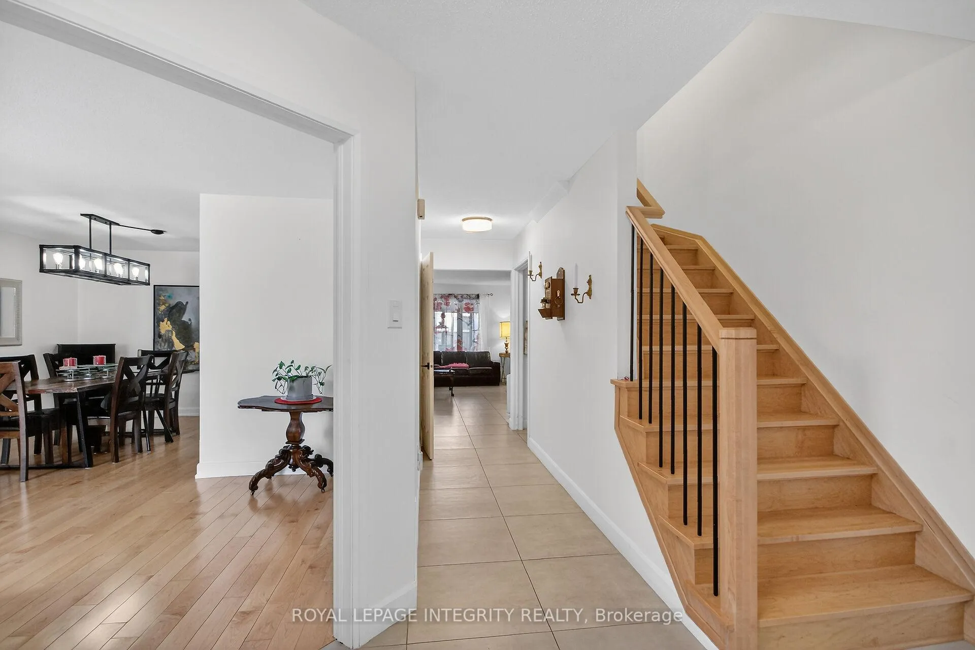 Photo 2 of 2092 Legrand Crescent, Ottawa, Queenswood Heights South — HOMEH