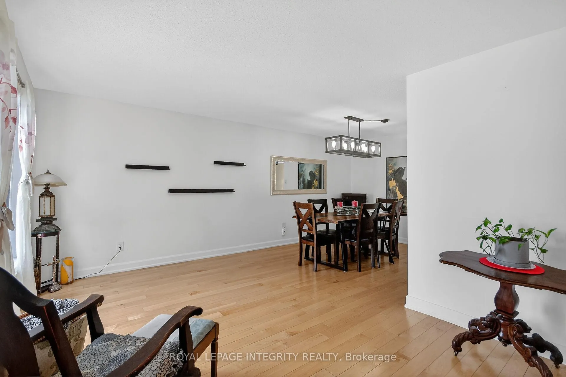 Photo 5 of 2092 Legrand Crescent, Ottawa, Queenswood Heights South — HOMEH