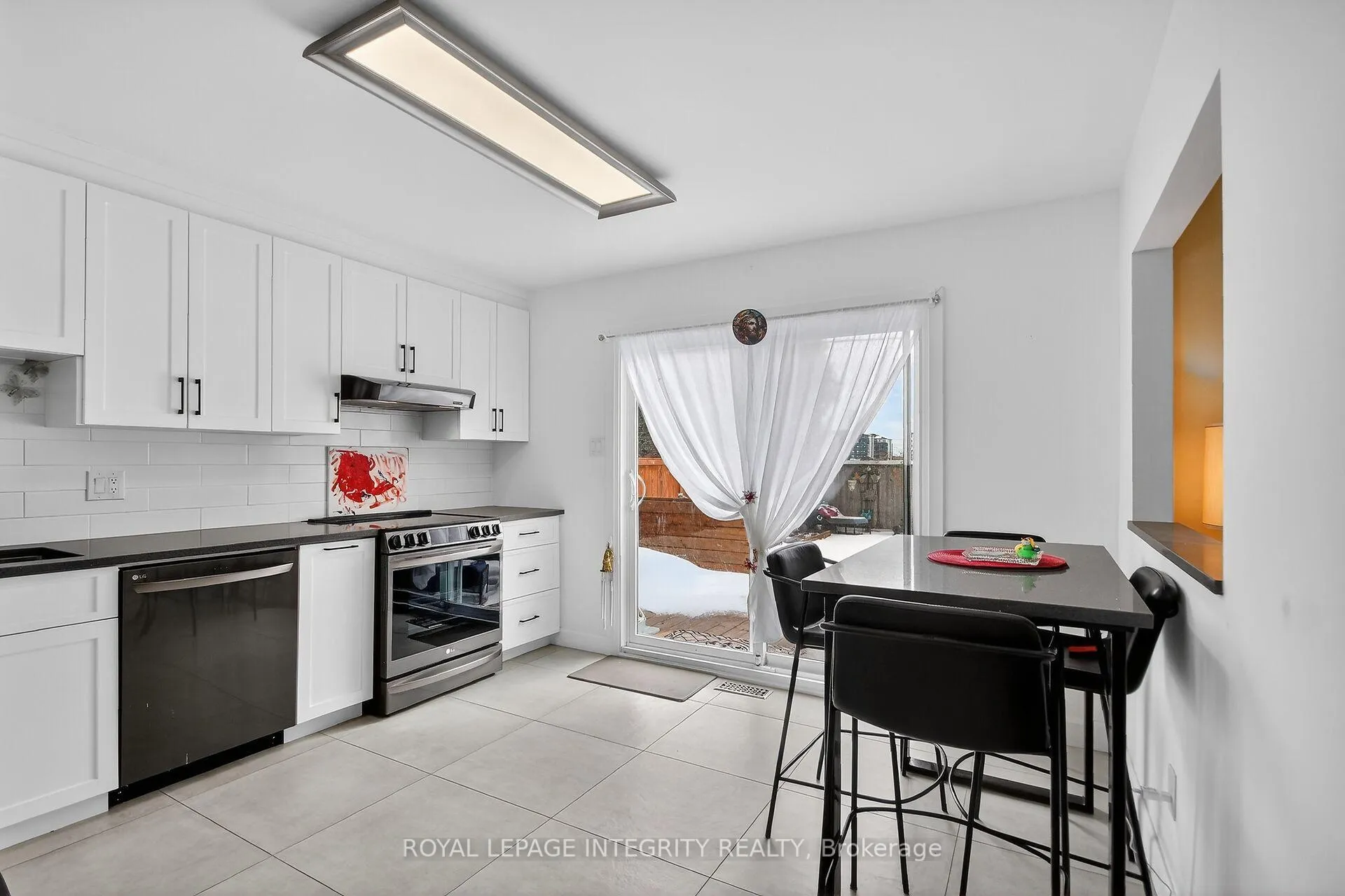 Photo 9 of 2092 Legrand Crescent, Ottawa, Queenswood Heights South — HOMEH