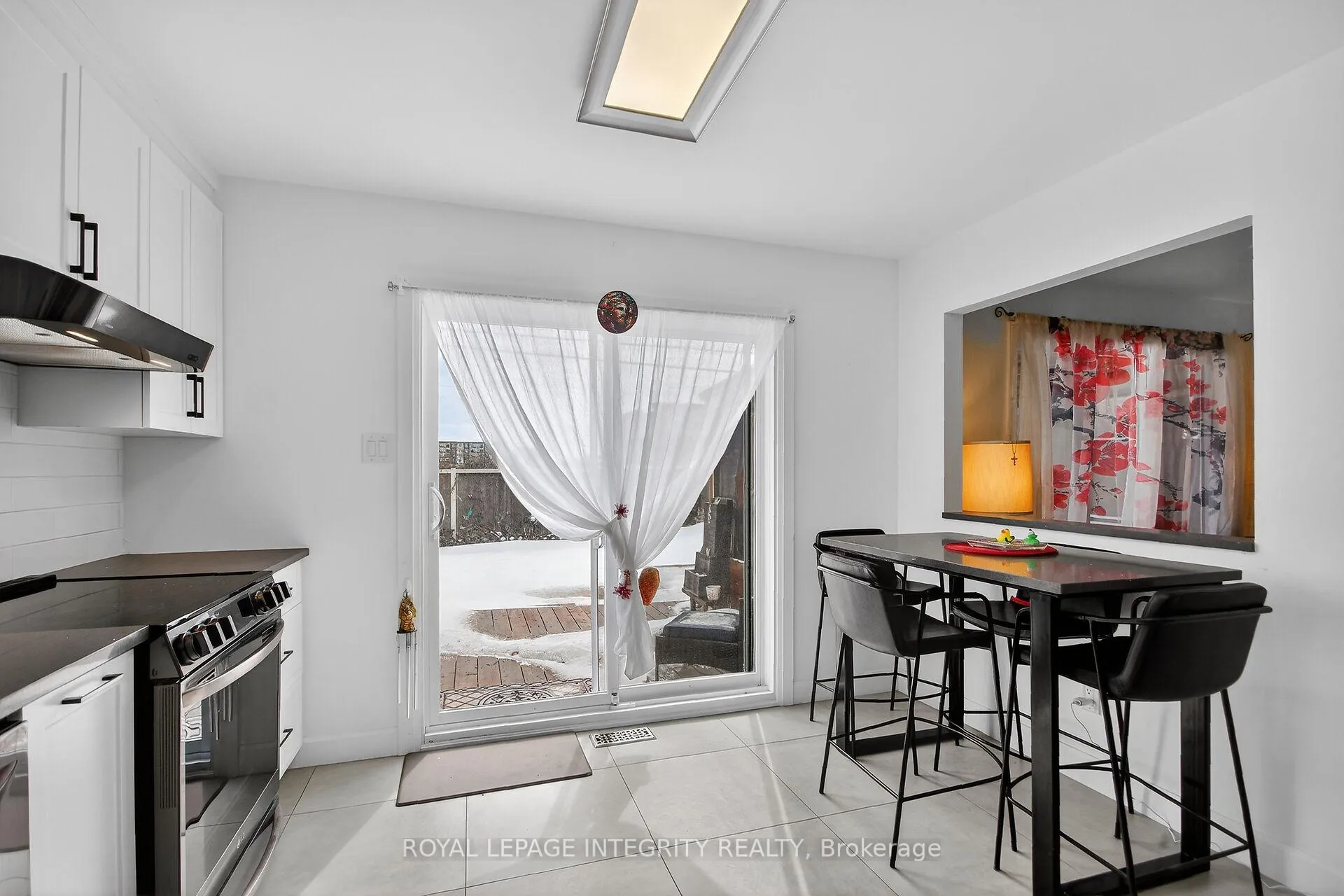 Photo 10 of 2092 Legrand Crescent, Ottawa, Queenswood Heights South — HOMEH