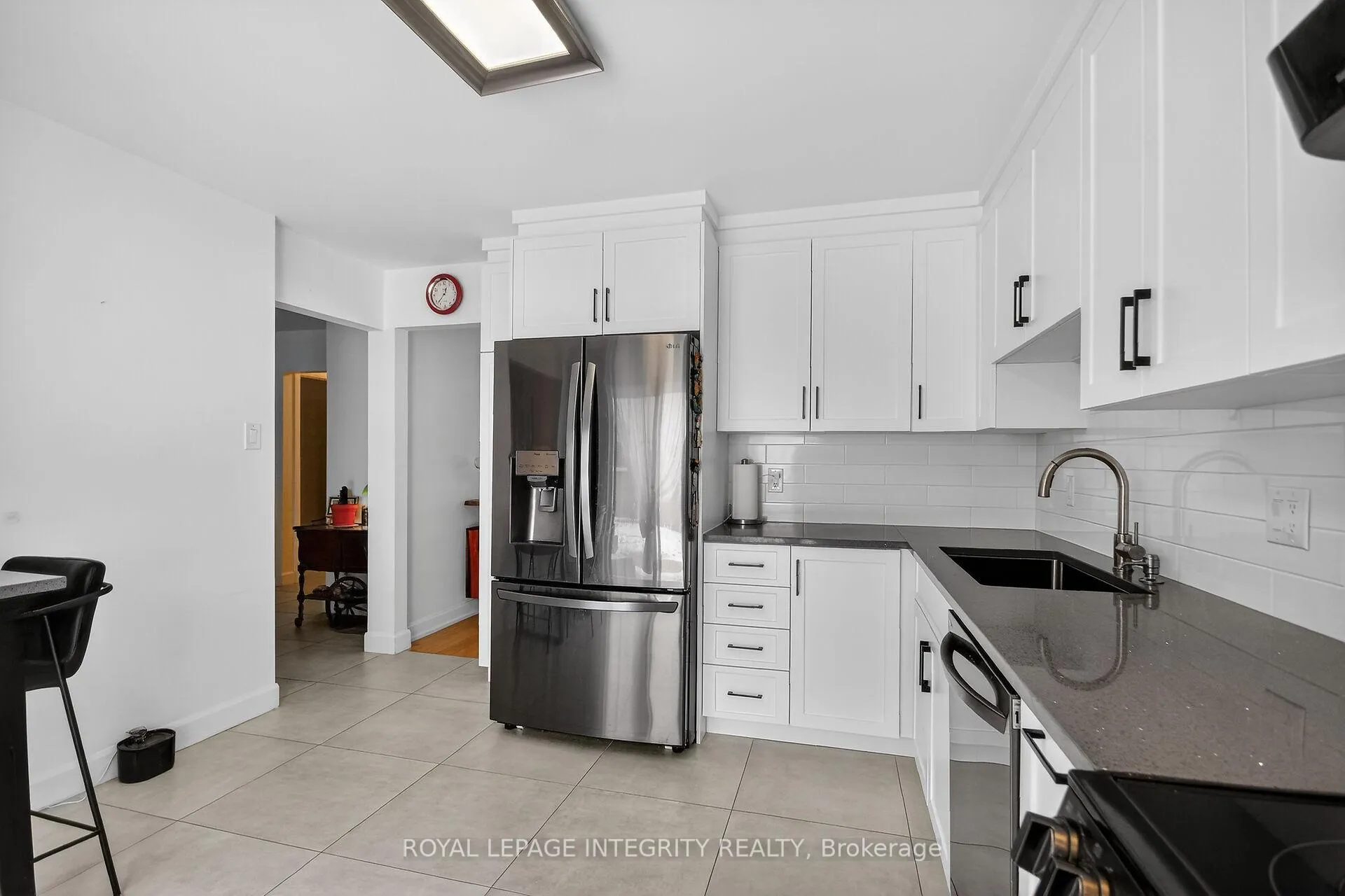Photo 11 of 2092 Legrand Crescent, Ottawa, Queenswood Heights South — HOMEH