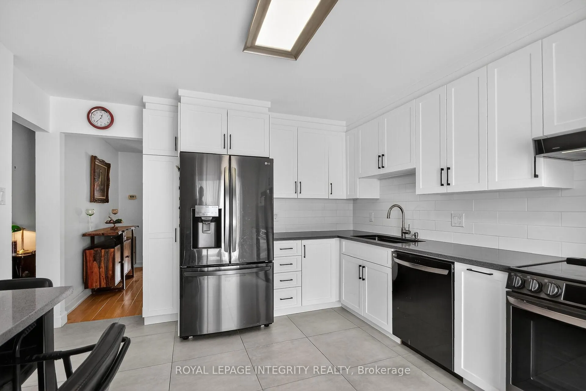 Photo 13 of 2092 Legrand Crescent, Ottawa, Queenswood Heights South — HOMEH