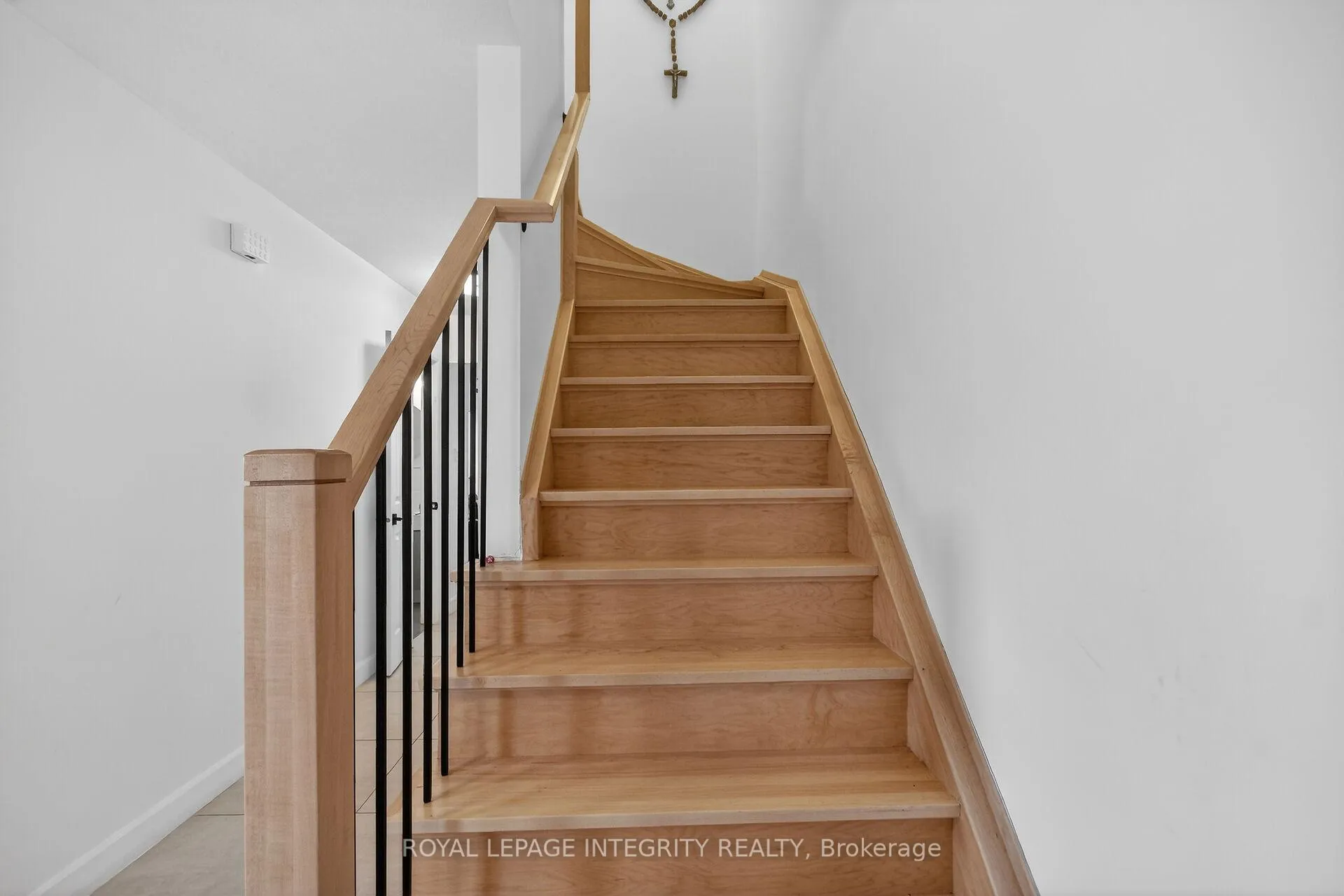 Photo 19 of 2092 Legrand Crescent, Ottawa, Queenswood Heights South — HOMEH