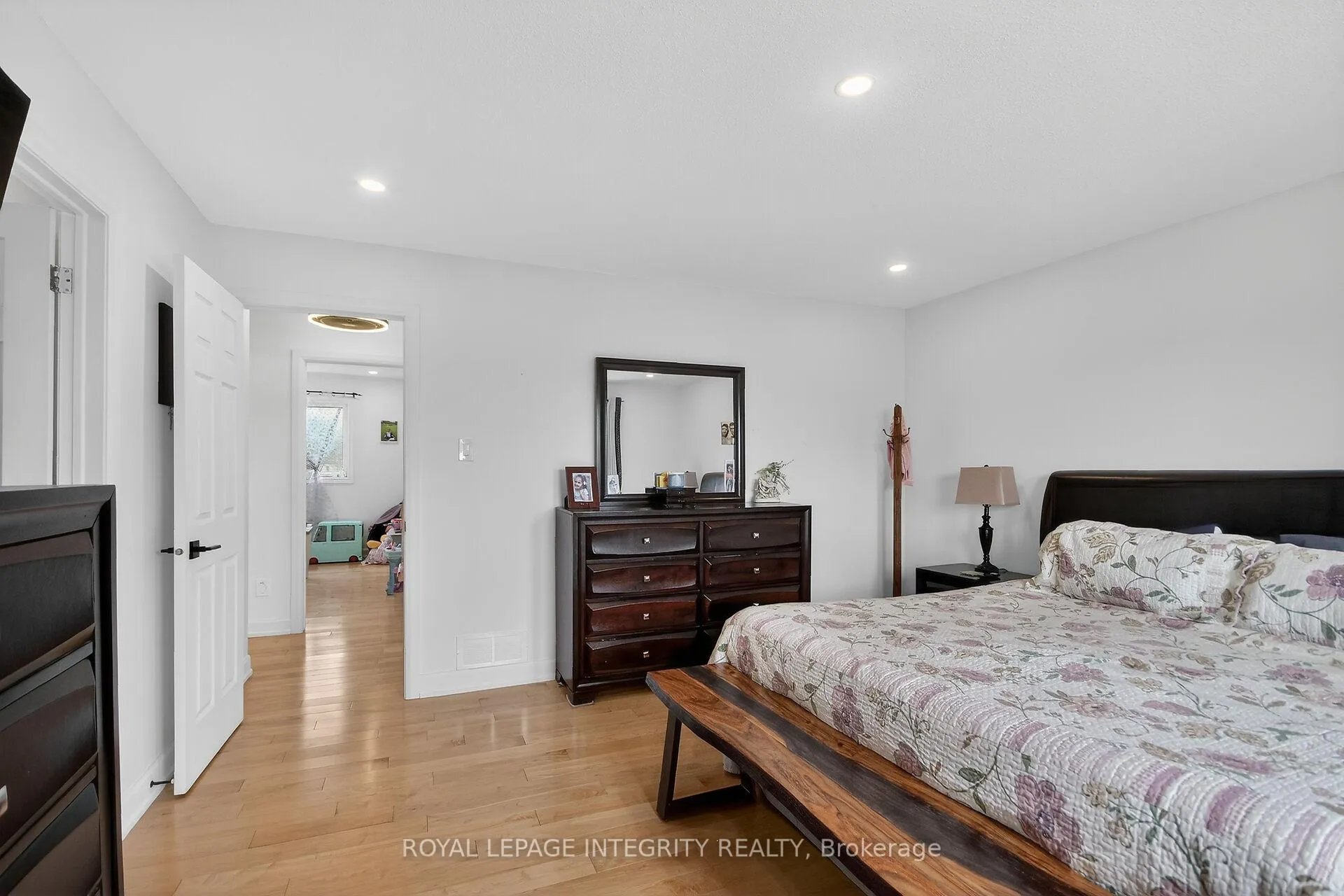 Photo 27 of 2092 Legrand Crescent, Ottawa, Queenswood Heights South — HOMEH