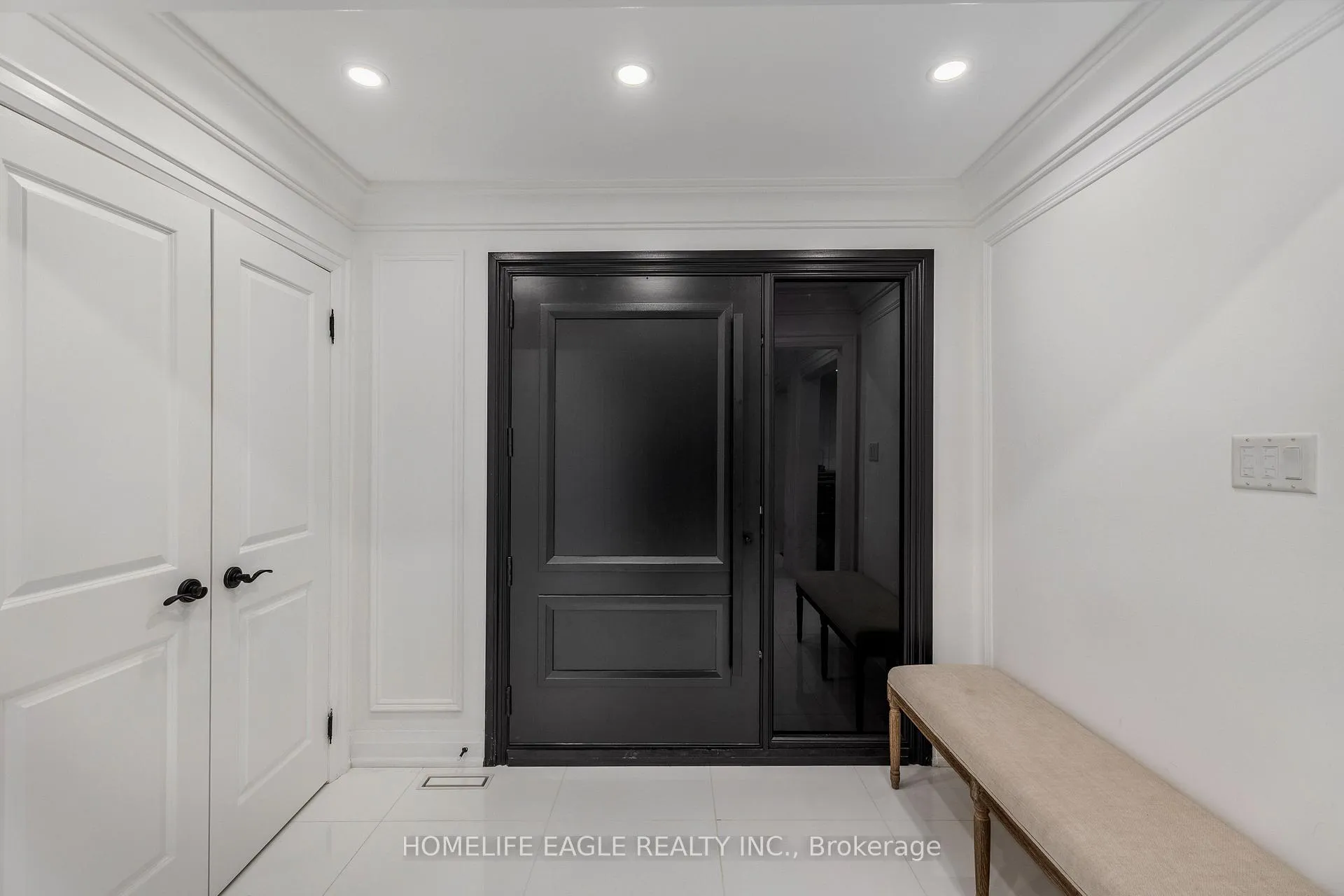 Photo 3 of 26 Whitetail Court, Vaughan, East Woodbridge — HOMEH