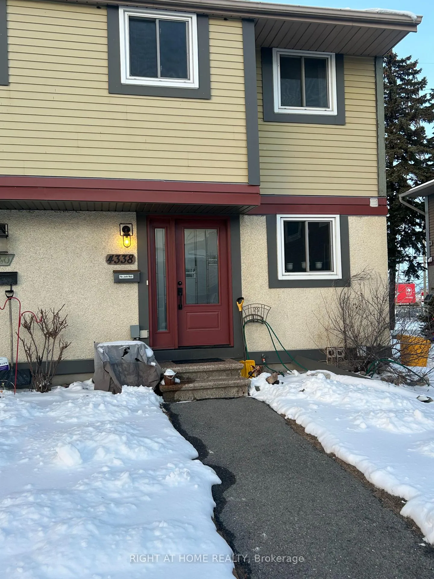 Front of 4338 Meadowvale Lane