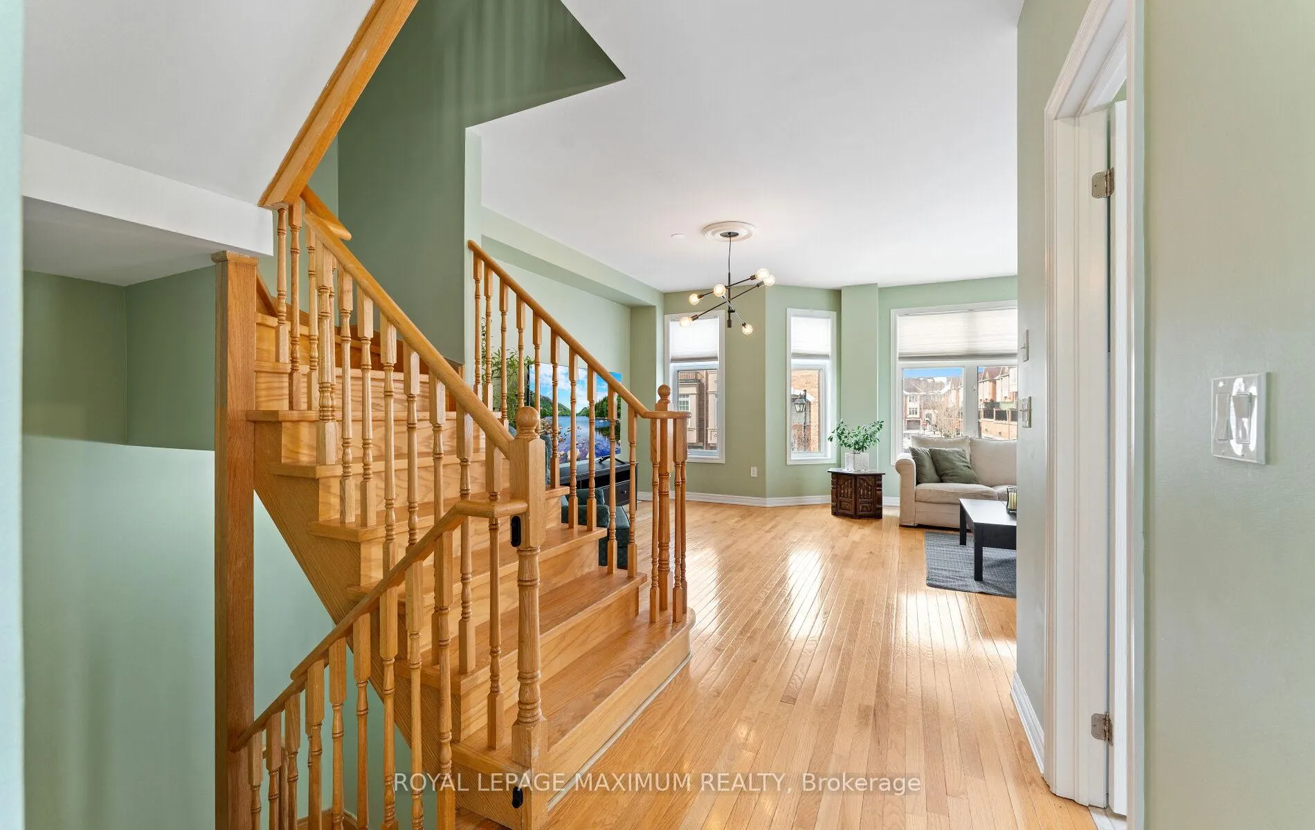 Photo 9 of 25 John Frank Road, Vaughan, East Woodbridge — HOMEH