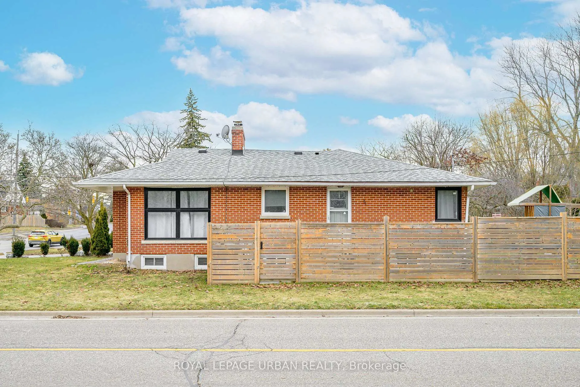 Photo 5 of 92 Rossland Road E, Oshawa, Centennial — HOMEH