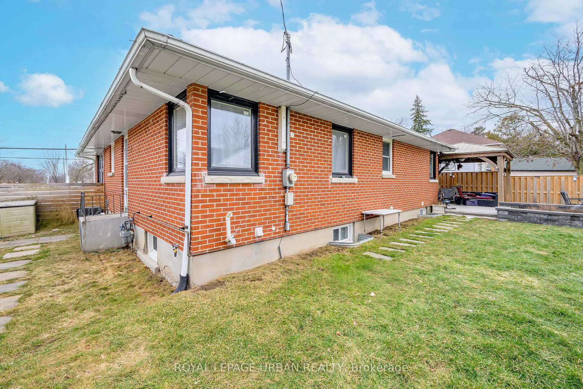 Photo 16 of 92 Rossland Road E, Oshawa, Centennial — HOMEH
