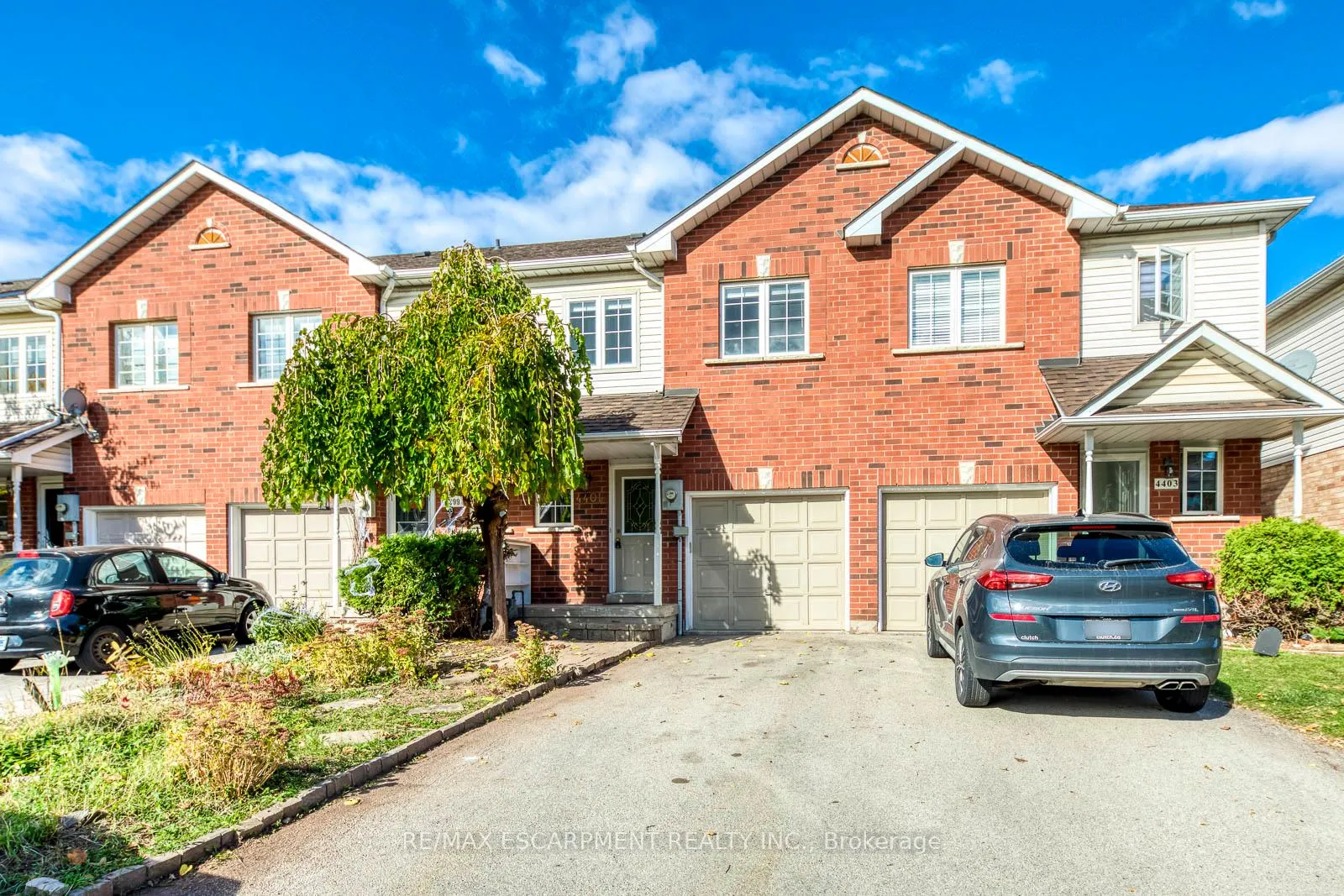 Photo 2 of 4401 Peter Drive, Burlington, Shoreacres — HOMEH