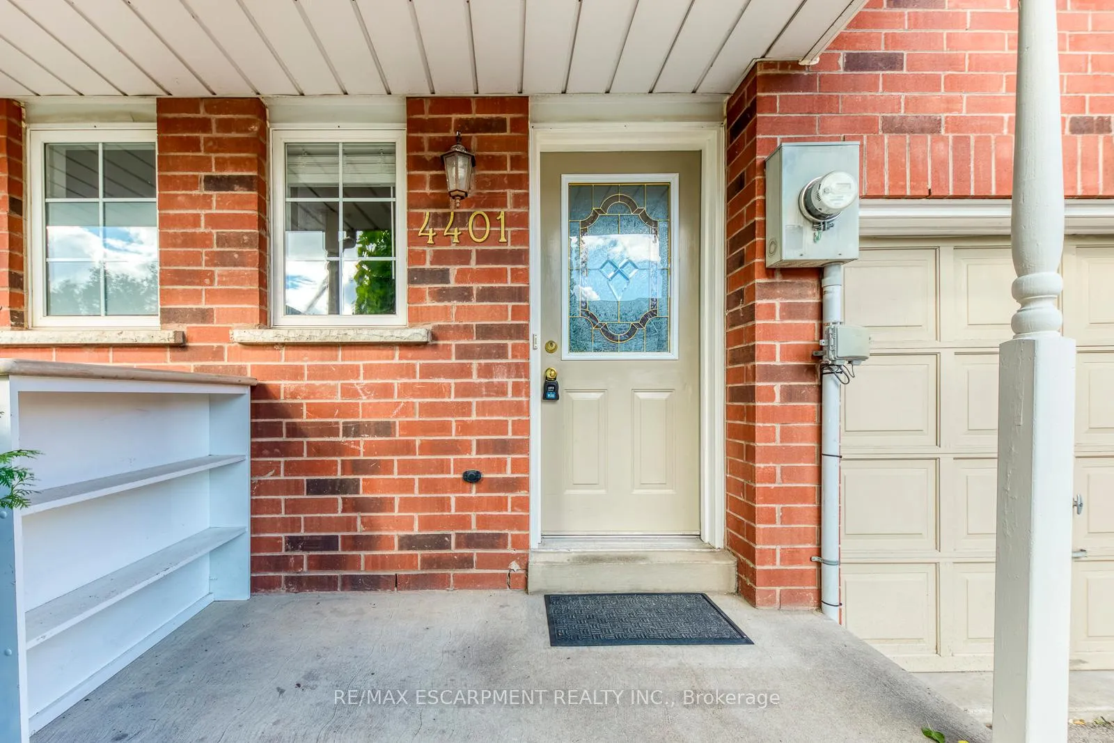 Photo 3 of 4401 Peter Drive, Burlington, Shoreacres — HOMEH