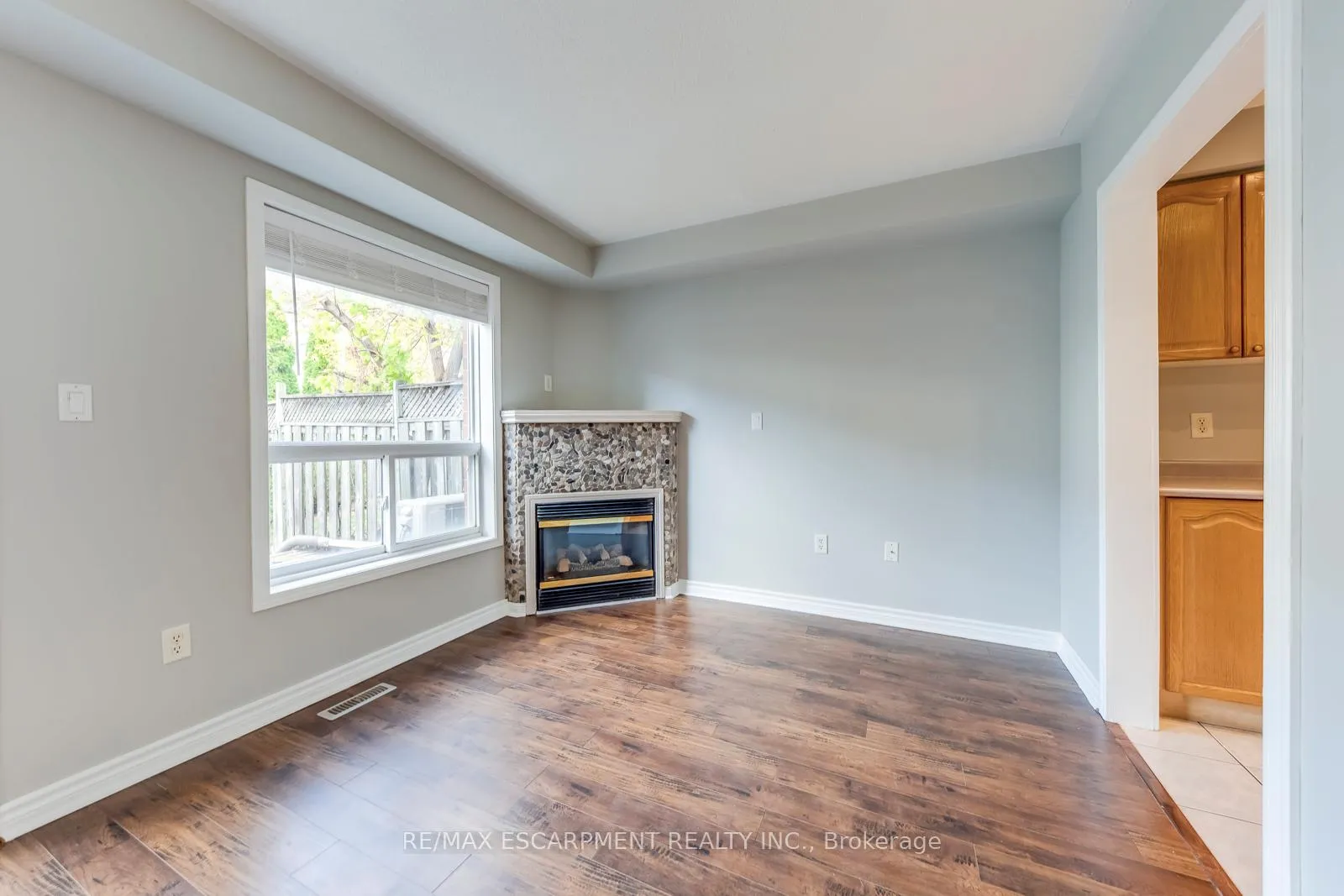 Photo 14 of 4401 Peter Drive, Burlington, Shoreacres — HOMEH