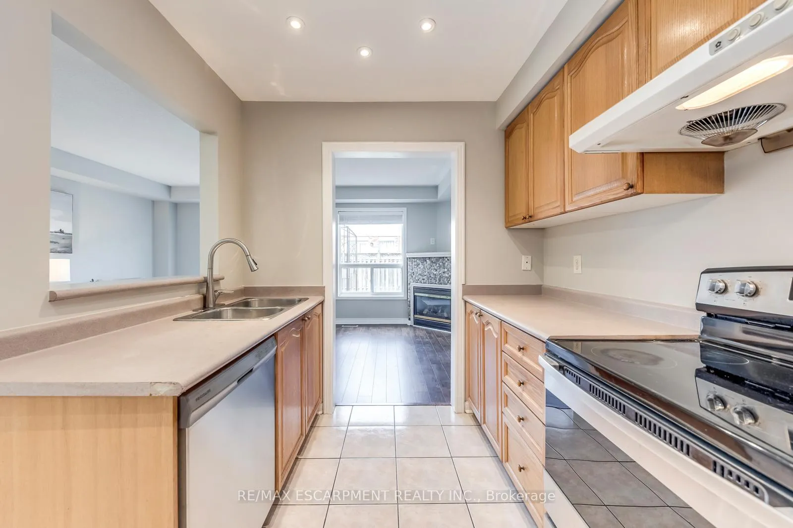 Photo 17 of 4401 Peter Drive, Burlington, Shoreacres — HOMEH