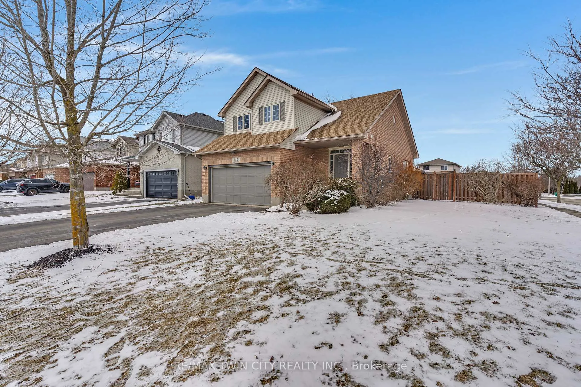 Photo 2 of 685 Coldstream Drive W, Waterloo — HOMEH