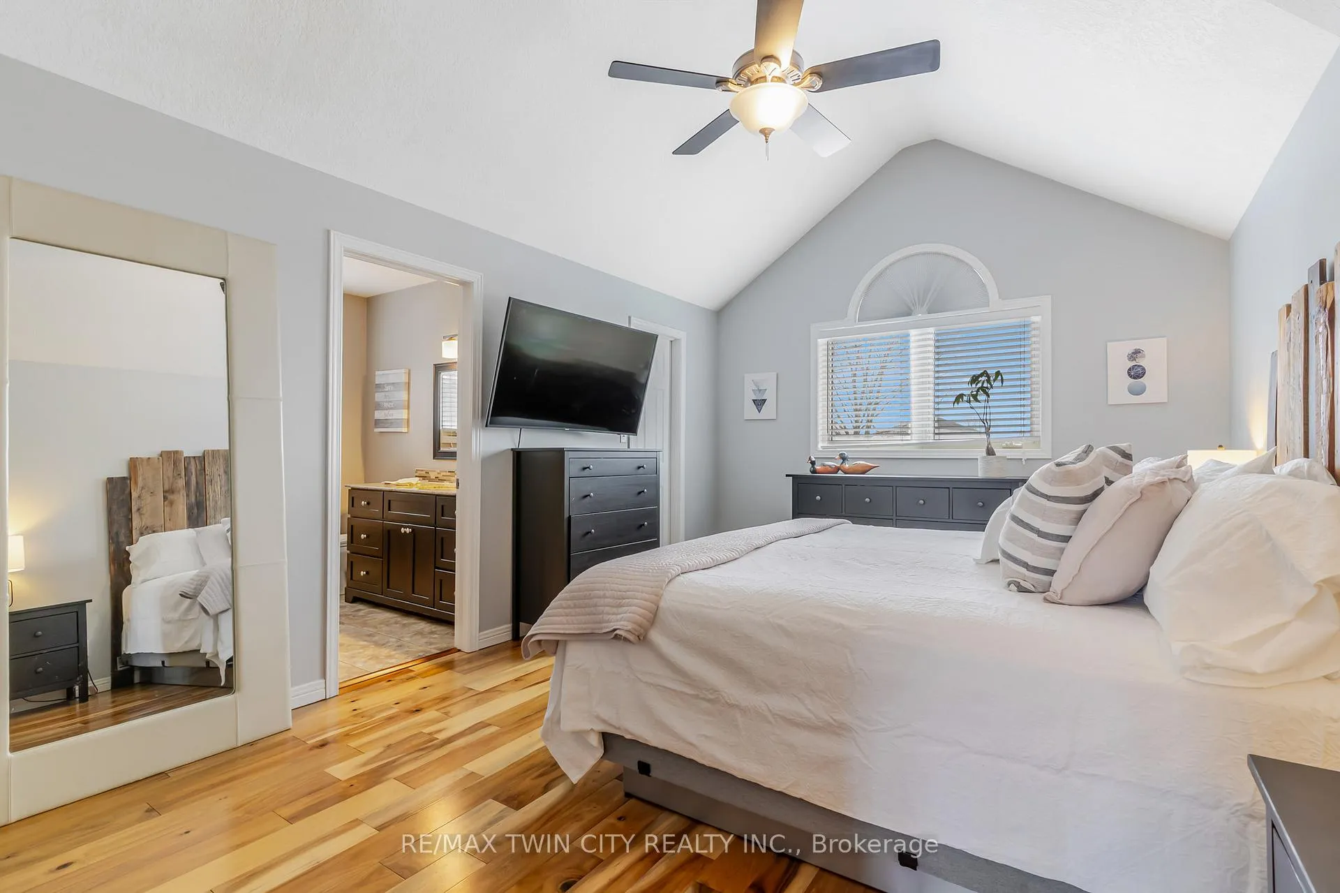 Photo 16 of 685 Coldstream Drive W, Waterloo — HOMEH