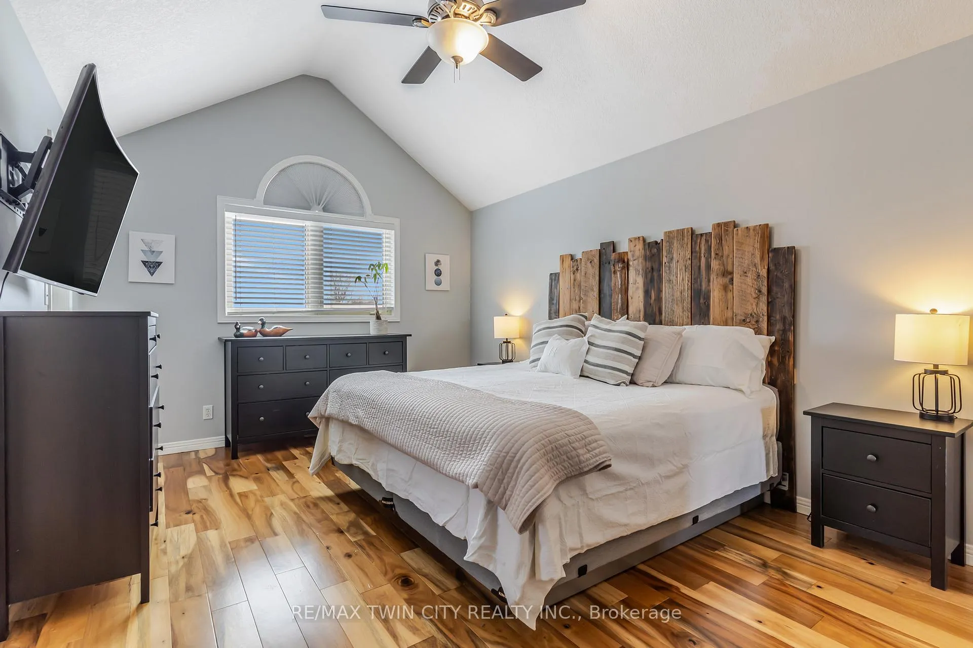 Photo 17 of 685 Coldstream Drive W, Waterloo — HOMEH