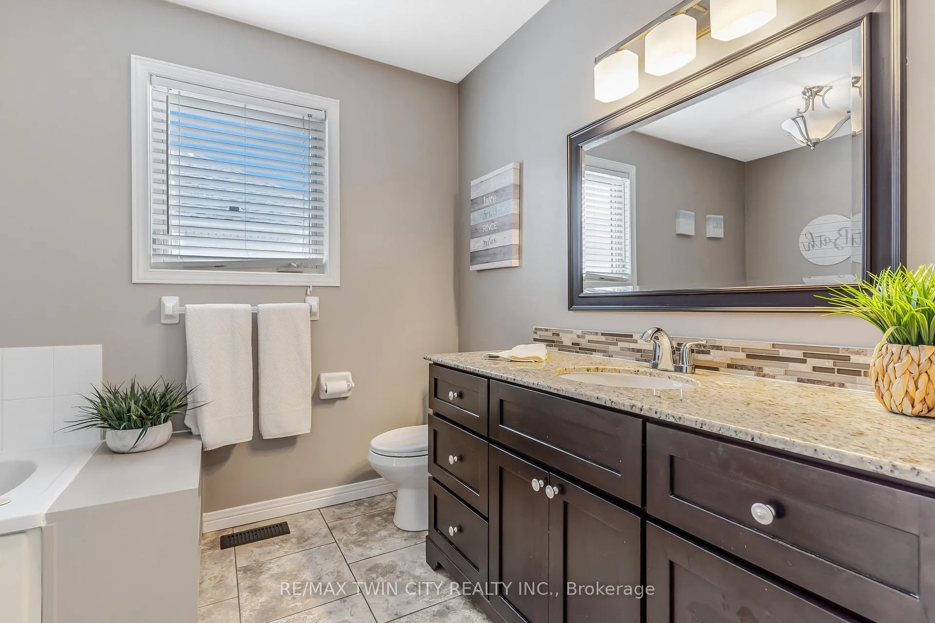 Photo 19 of 685 Coldstream Drive W, Waterloo — HOMEH
