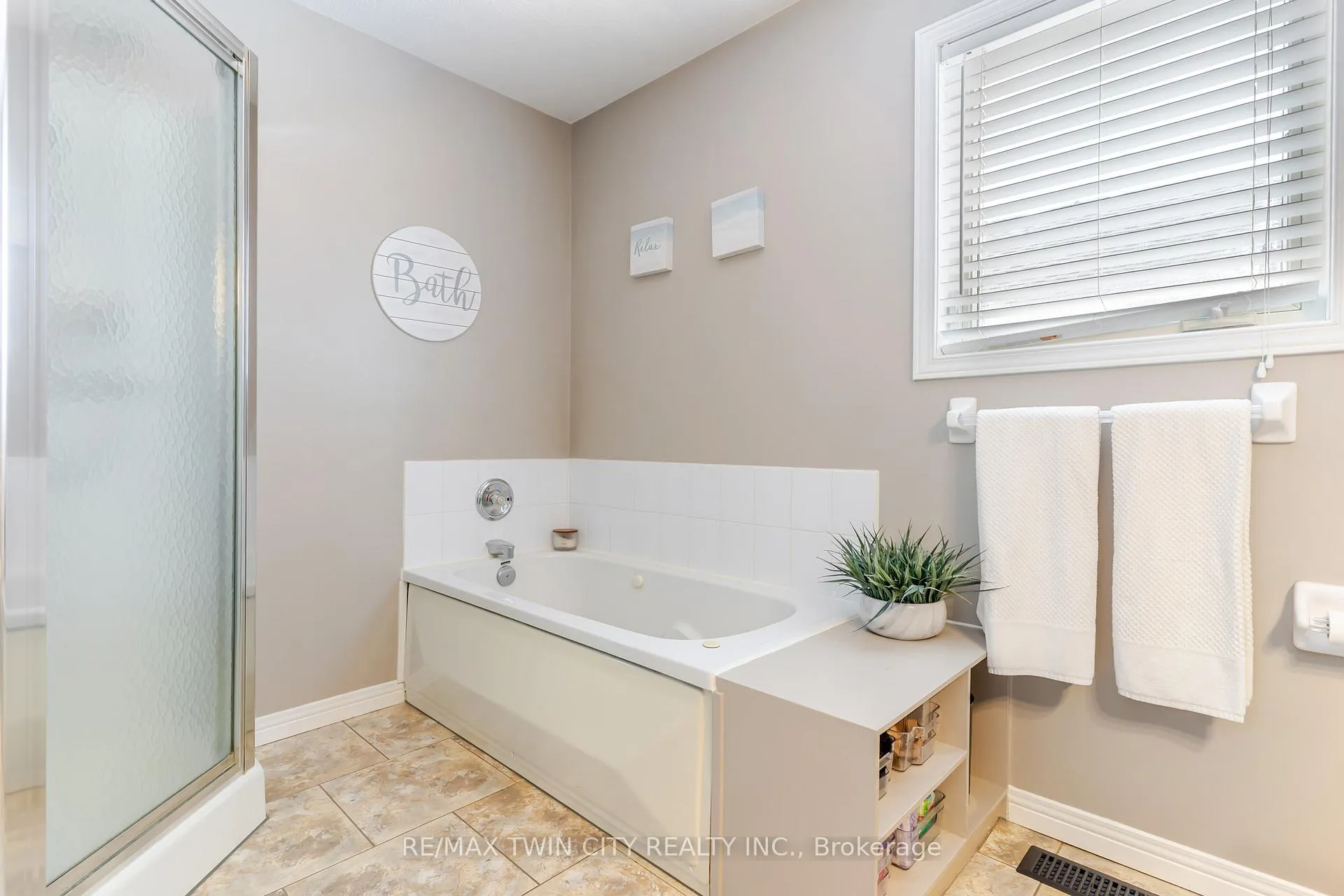 Photo 20 of 685 Coldstream Drive W, Waterloo — HOMEH