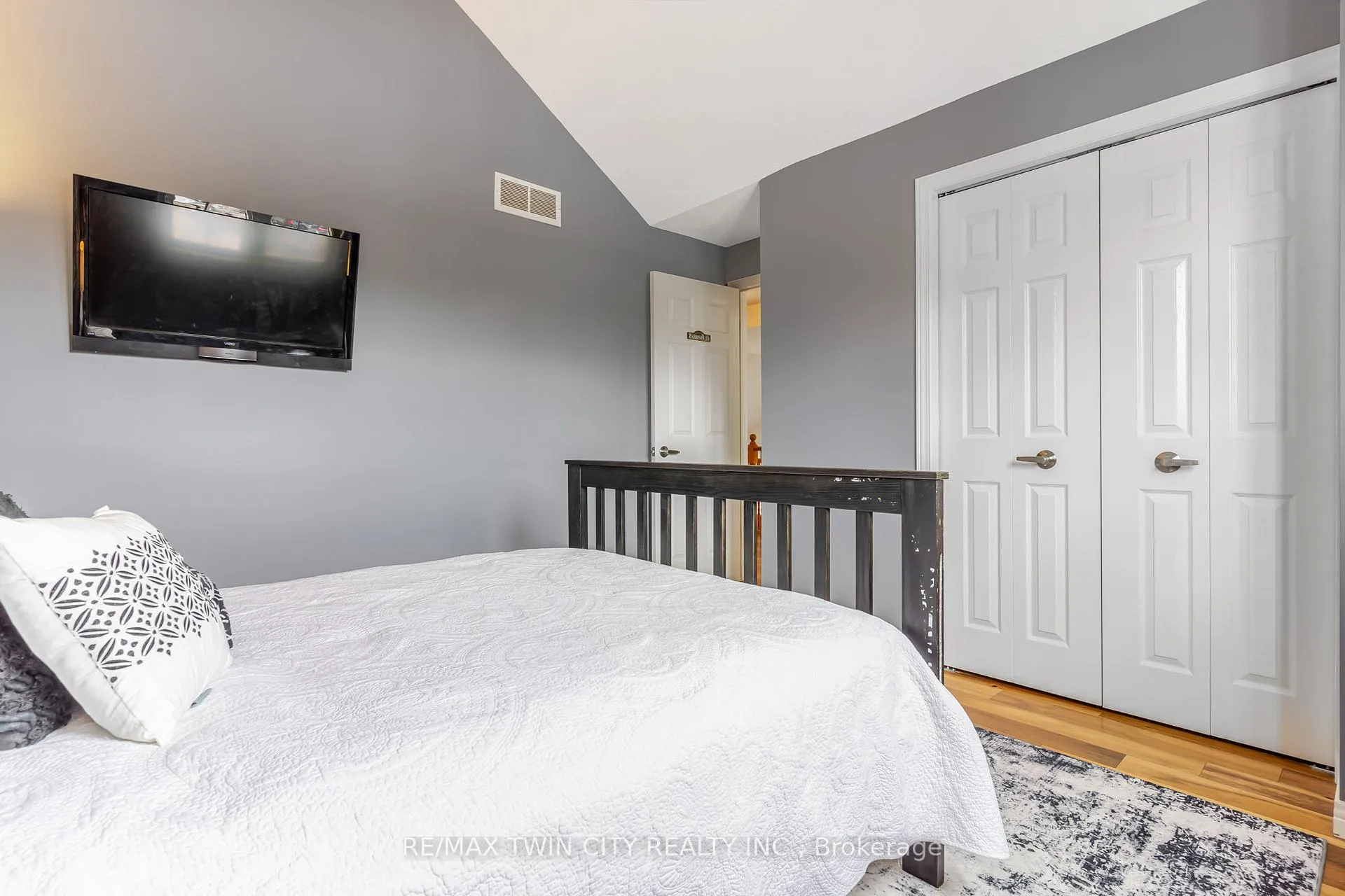Photo 25 of 685 Coldstream Drive W, Waterloo — HOMEH