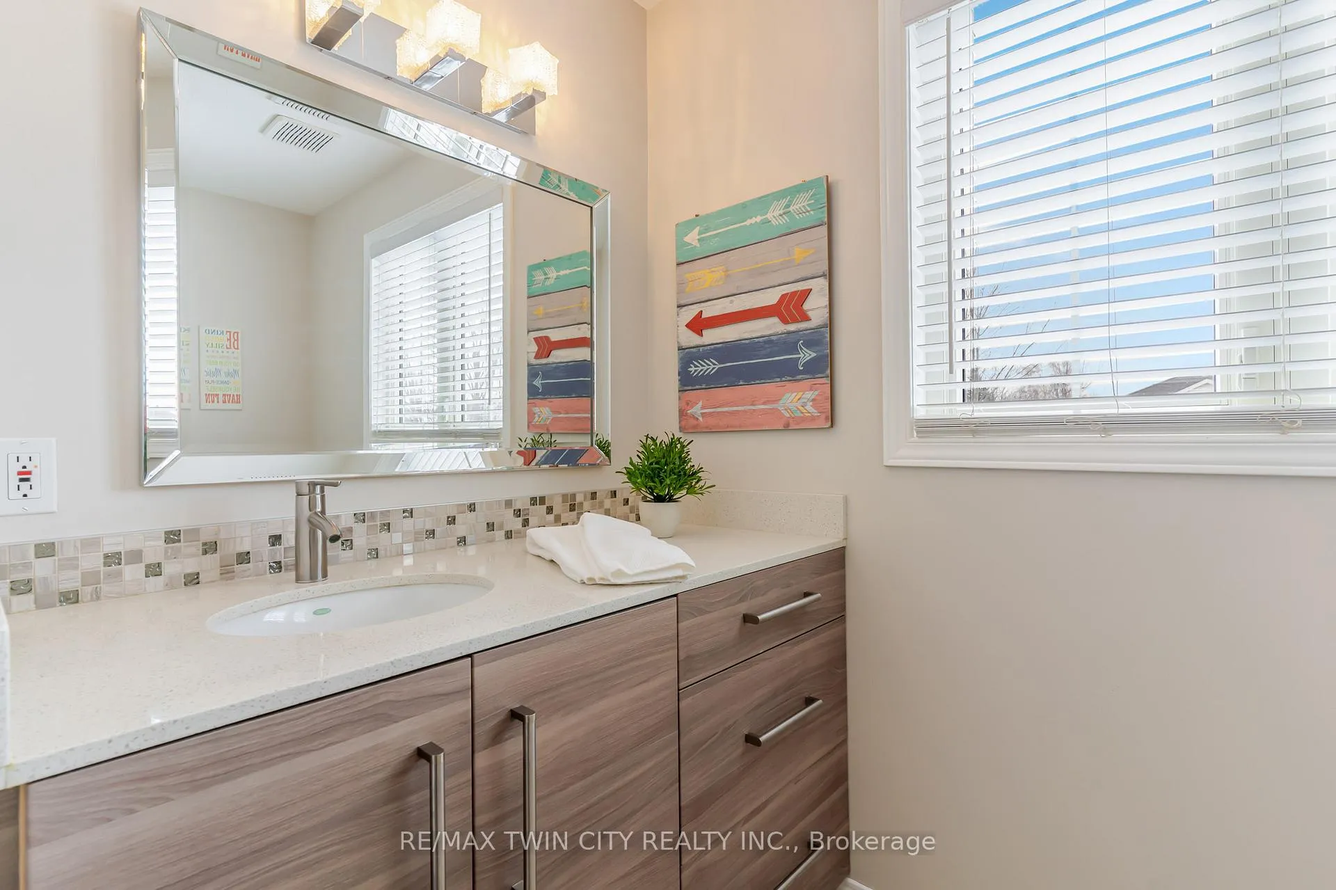 Photo 26 of 685 Coldstream Drive W, Waterloo — HOMEH