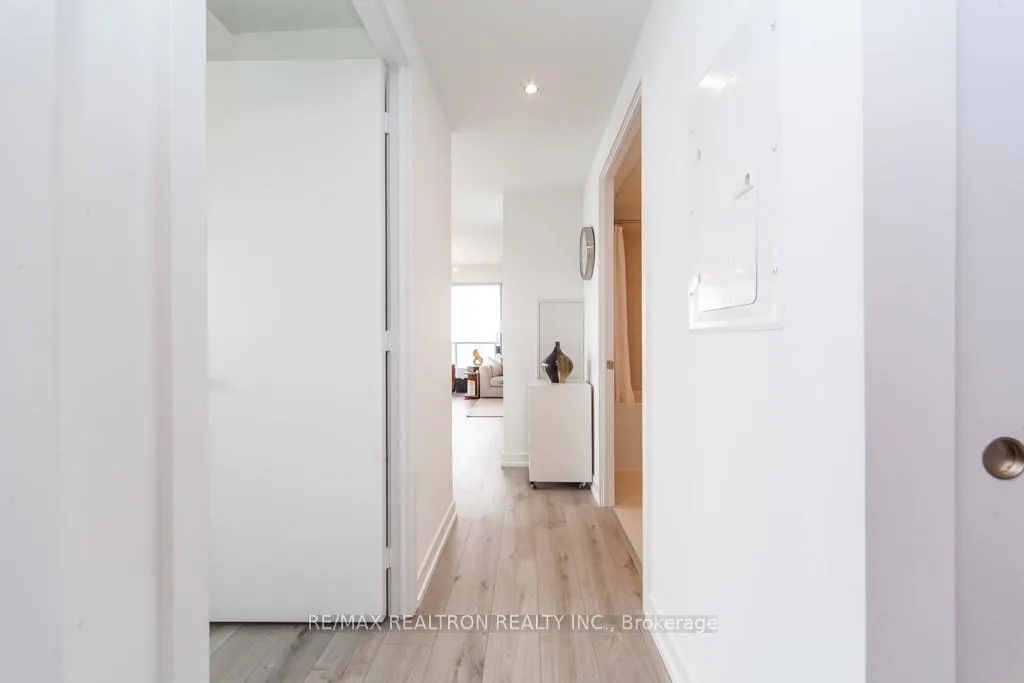 Photo 4 of Unit 4004, 161 Roehampton Avenue, Toronto, Mount Pleasant West — HOMEH