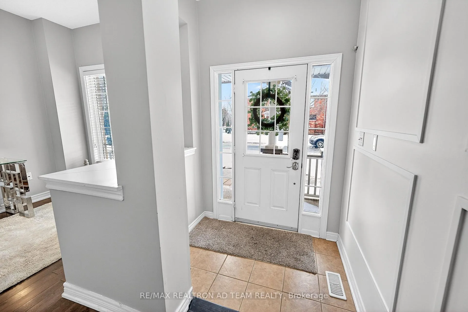 Photo 4 of 33 Wilsongary Circle, Ajax, Northeast Ajax — HOMEH