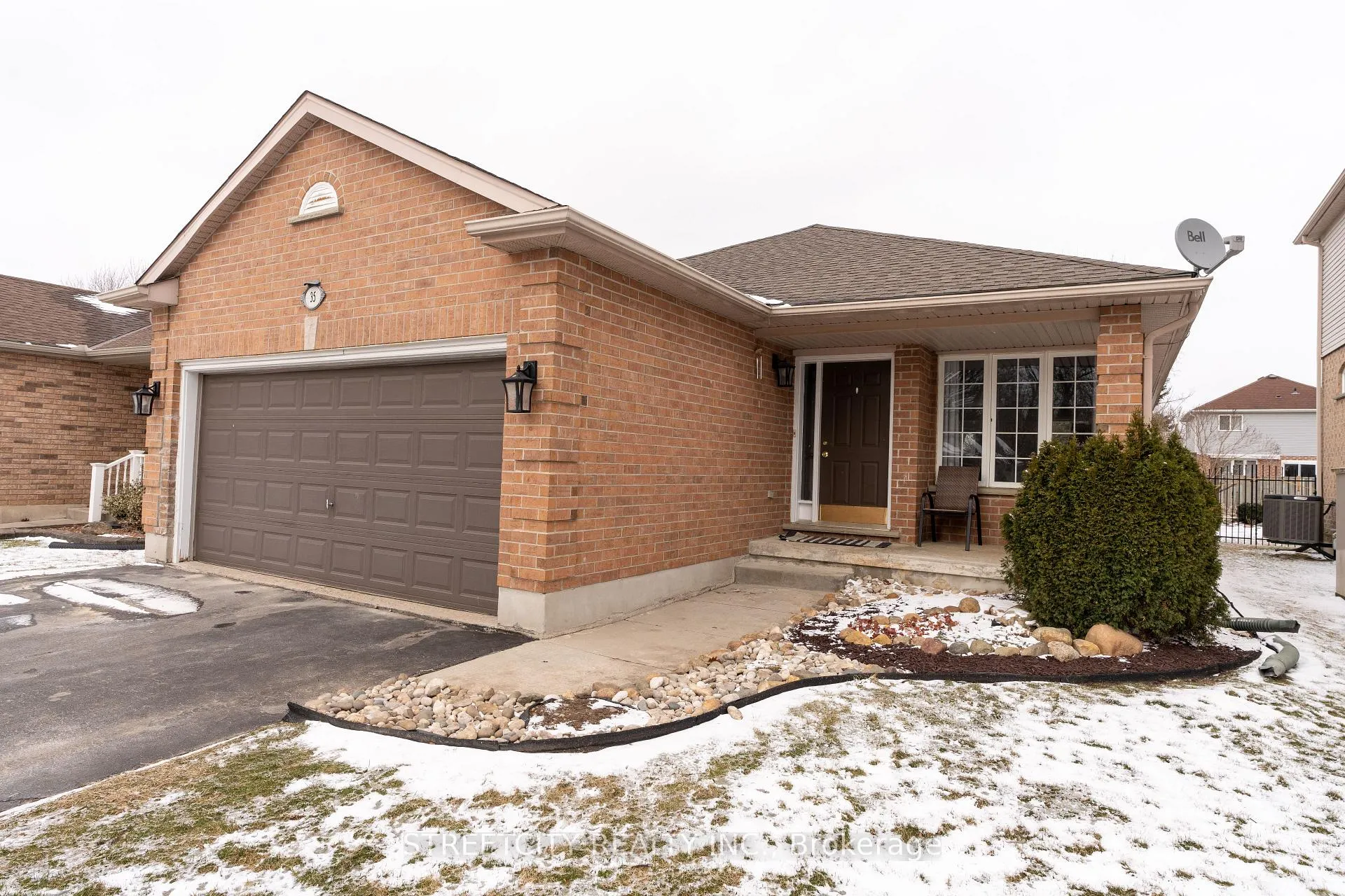 Photo 3 of 35 Juniper Crescent, Strathroy-Caradoc, SE — HOMEH