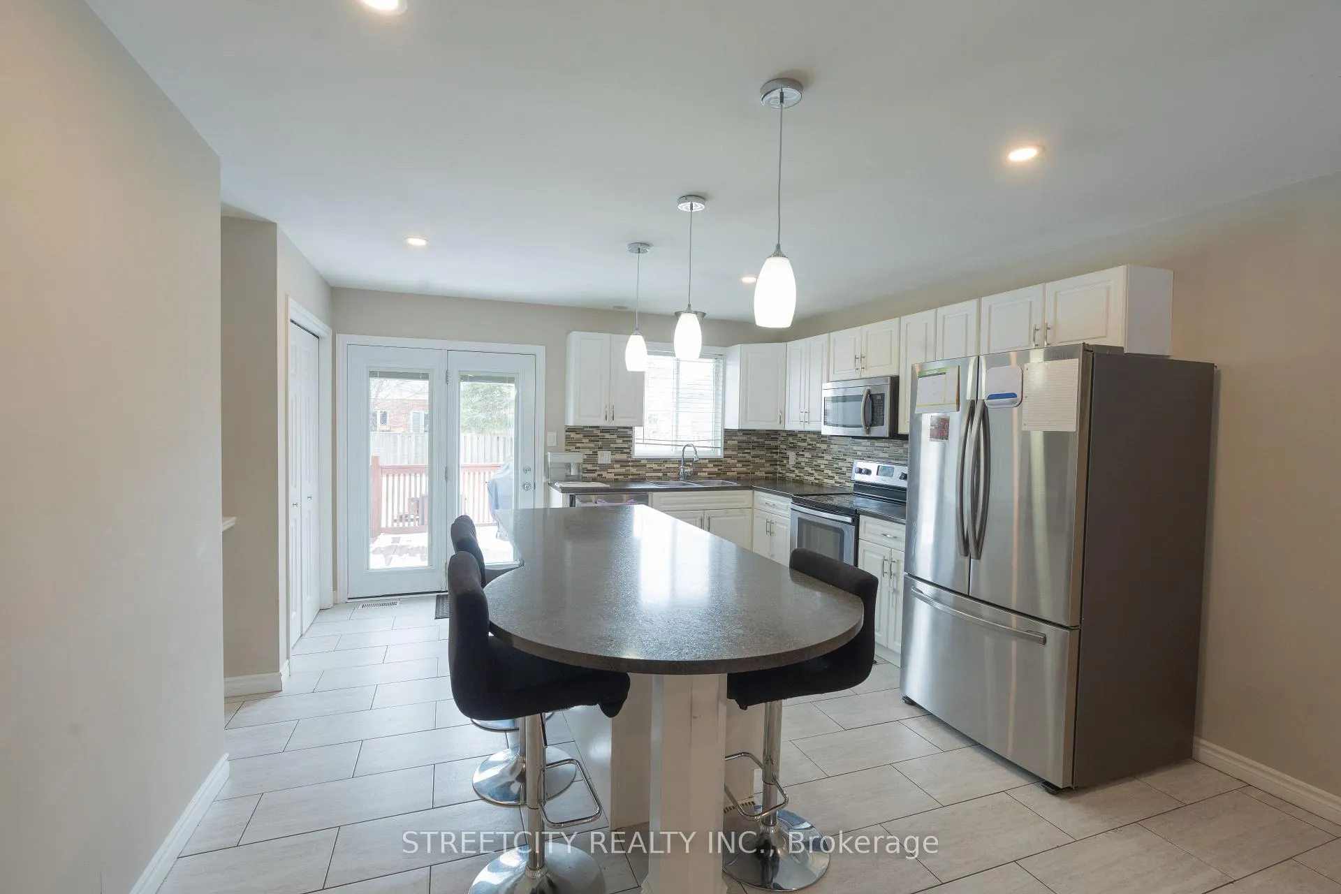 Photo 4 of 35 Juniper Crescent, Strathroy-Caradoc, SE — HOMEH