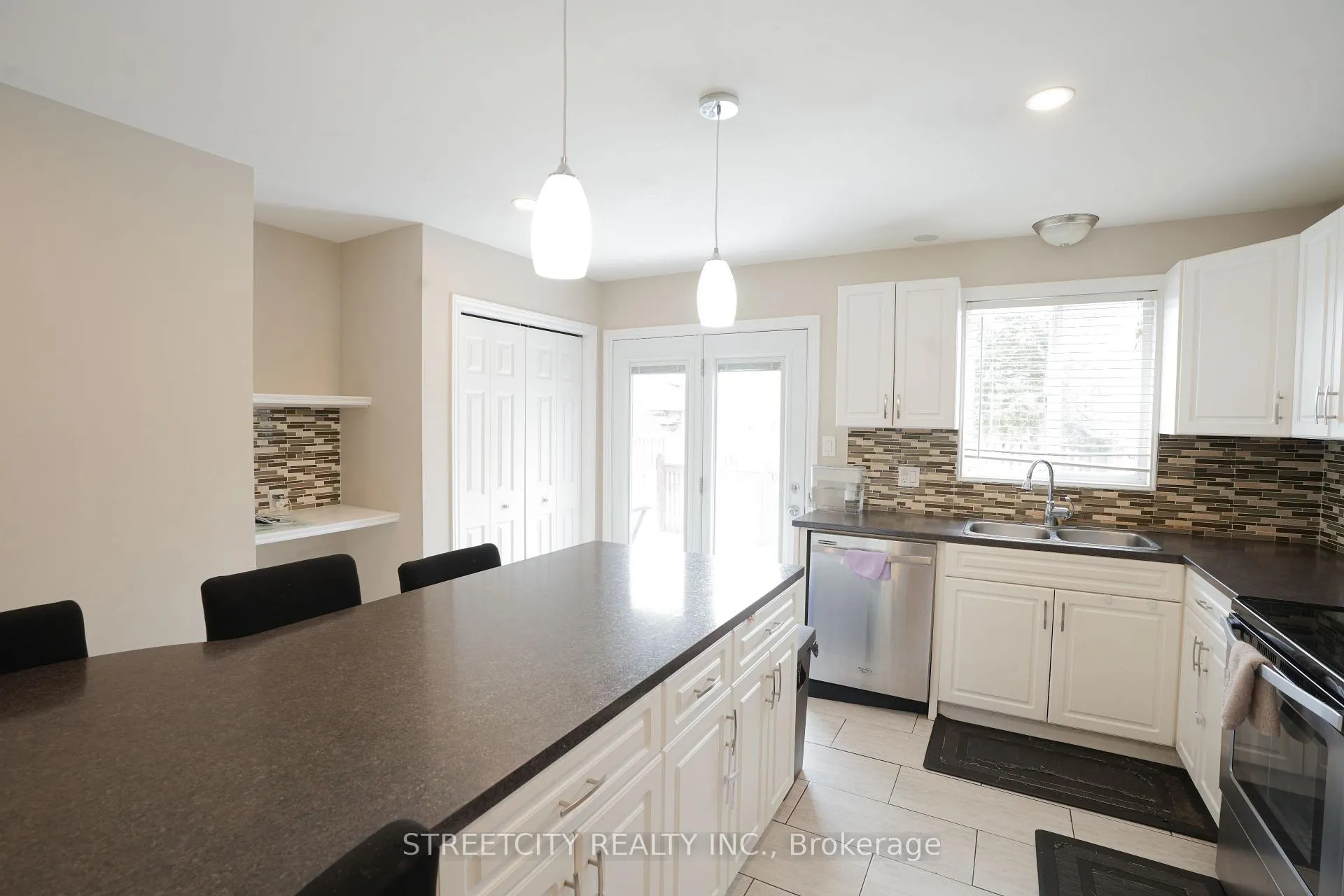 Photo 9 of 35 Juniper Crescent, Strathroy-Caradoc, SE — HOMEH