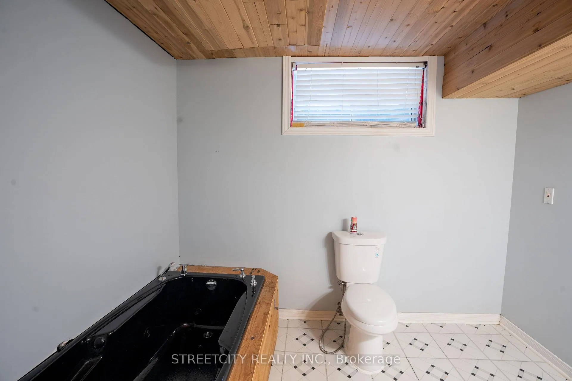 Photo 18 of 35 Juniper Crescent, Strathroy-Caradoc, SE — HOMEH
