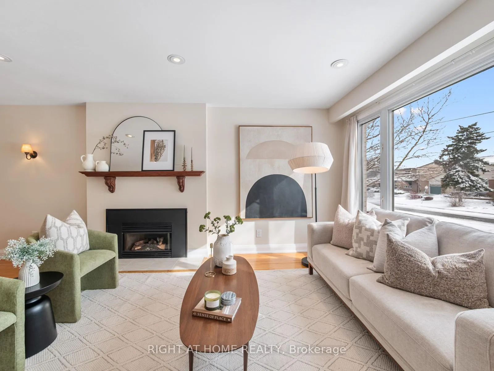 Photo 3 of 971 Essa Crescent, Pickering, West Shore — HOMEH