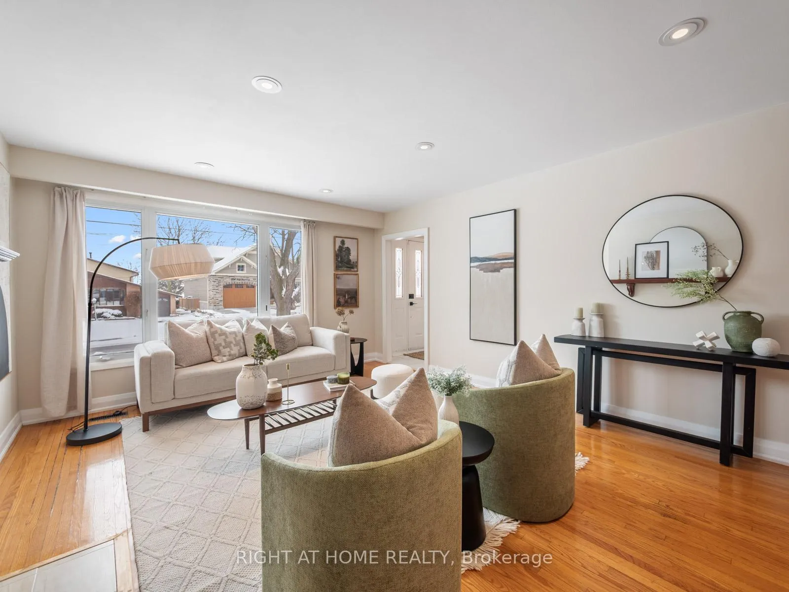 Photo 5 of 971 Essa Crescent, Pickering, West Shore — HOMEH